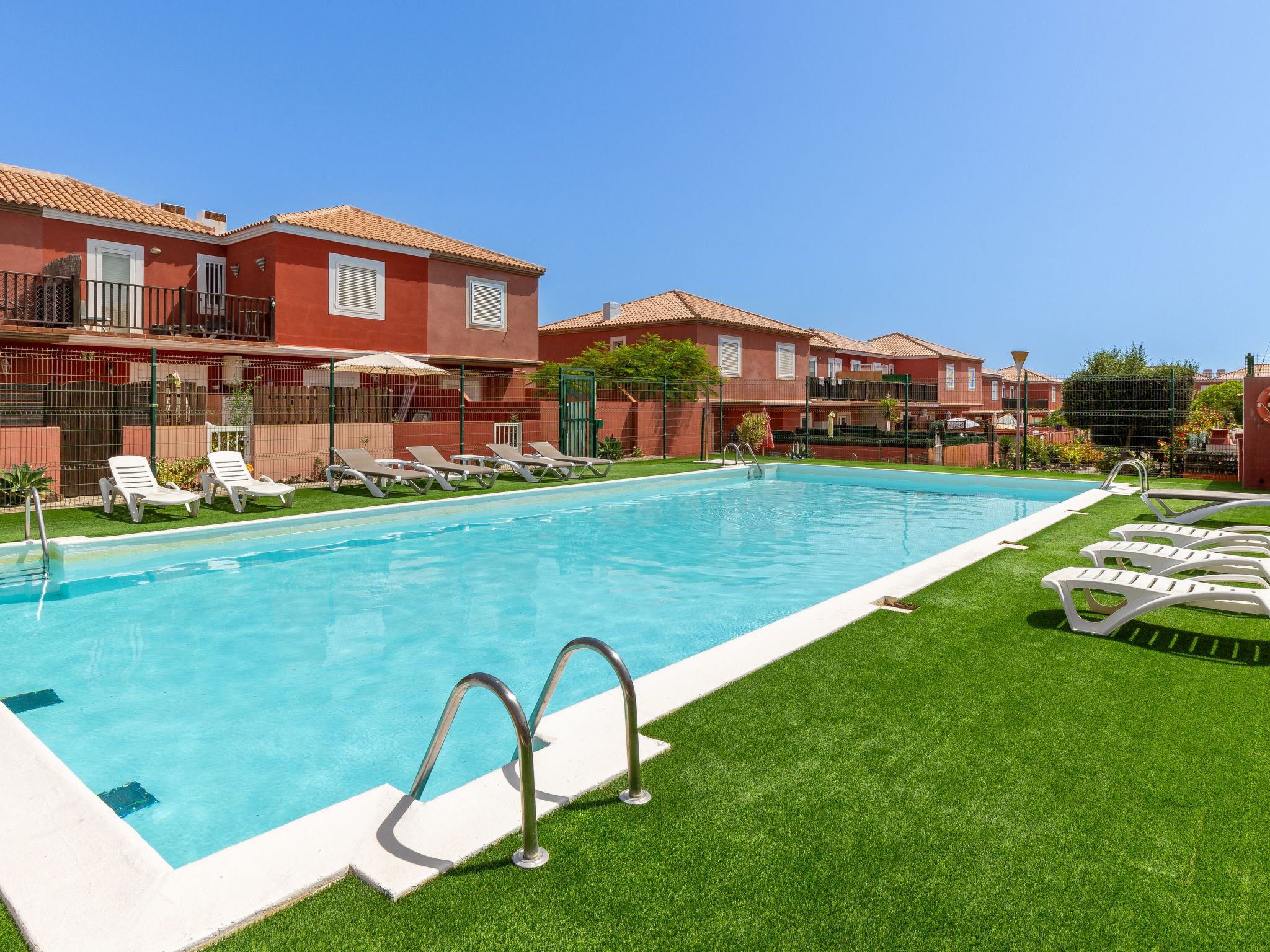 Private Terrasse, Schwimmbad, Parkplatz, Wi-Fi, TvSat-Binnen