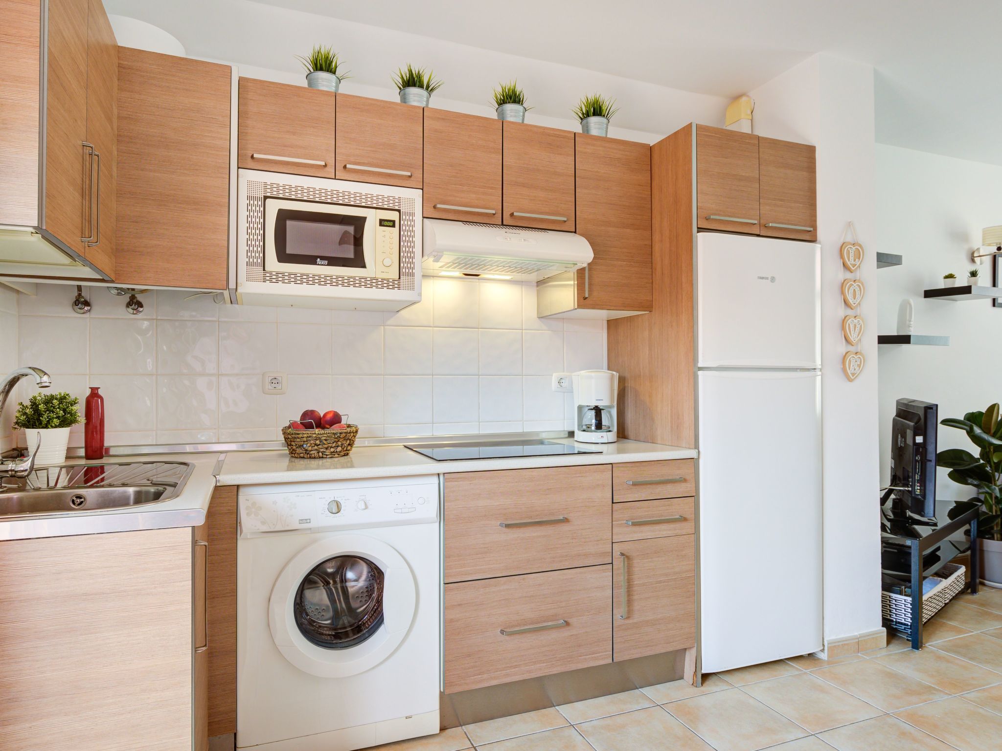 Private Terrasse, Schwimmbad, Parkplatz, Wi-Fi, TvSat-Binnen