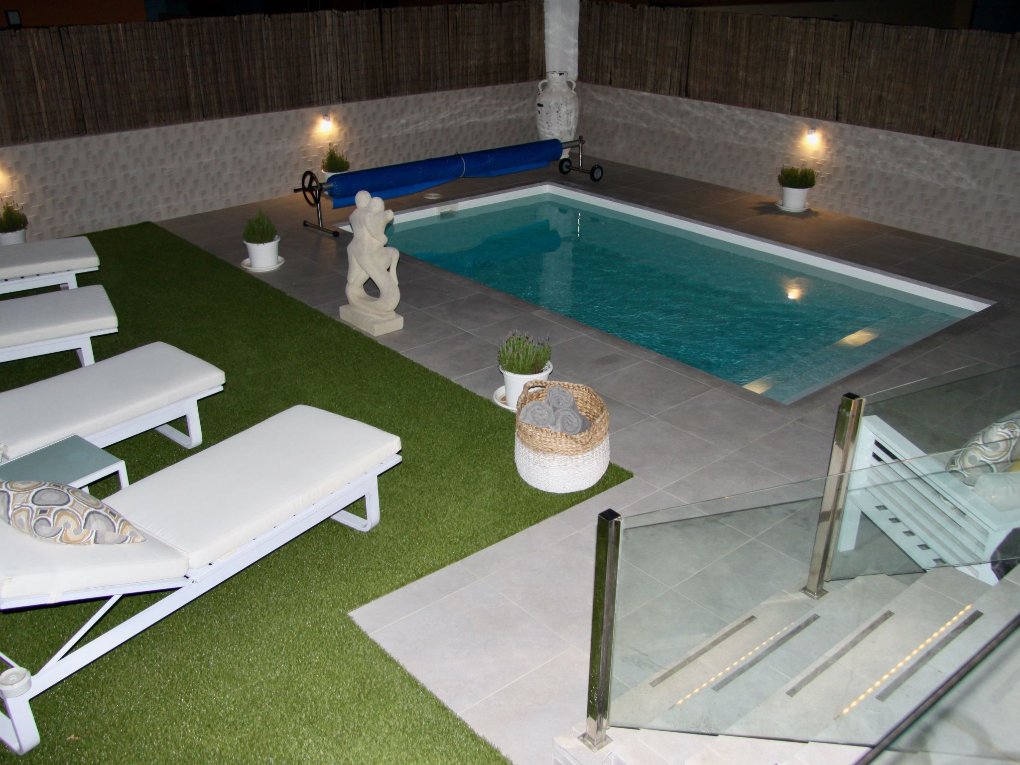 Mit Pool für 2 Personen und 4 Kinder-Binnen