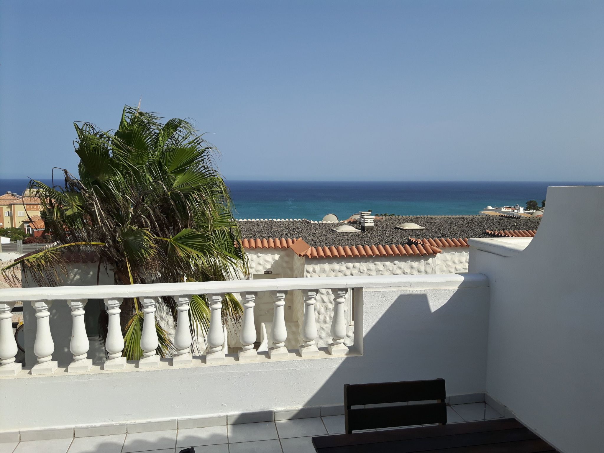Beautiful apartment with stunning ocean views in the popular Bahia Playa complex in Costa Calma. It is only about 150 meters on a private path to the beautiful 25 km long, white sandy beaches Playa de..