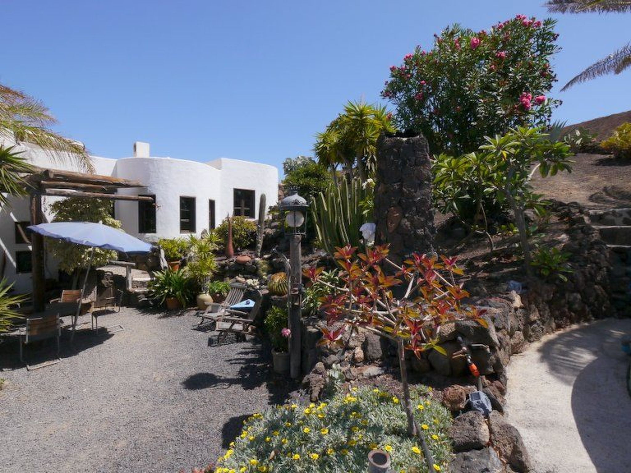 Welcome to Finca LanzarosyThe property:is located on the edge of the village of GUATIZA, right at the foot of the Caldereta volcano, which offers wonderful panoramic views. Behind us is an extensive n..