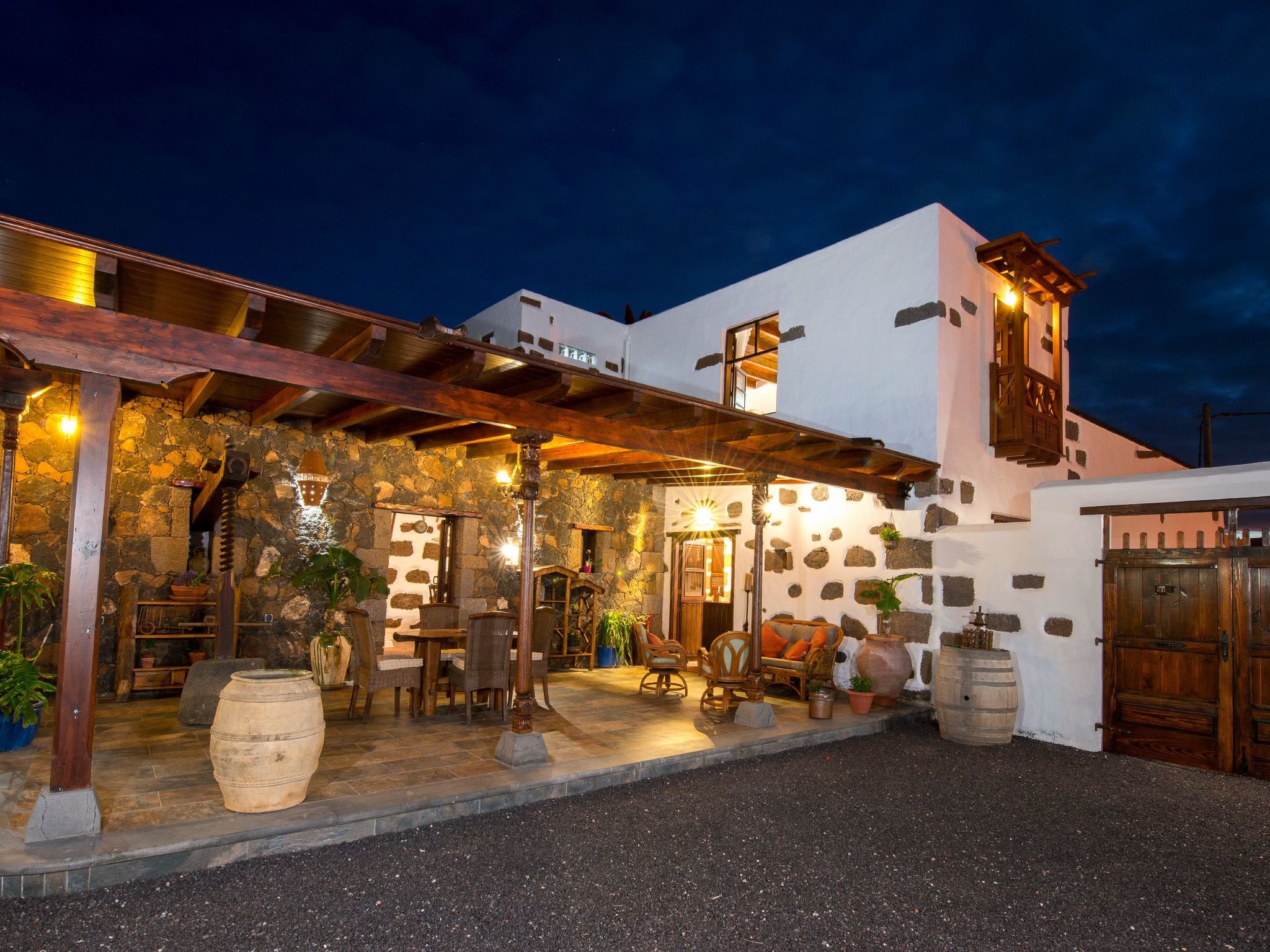 Exklusives Landhaus mit Garten und überdachter Terrasse sowie schöner Aussicht-Image-tags.info