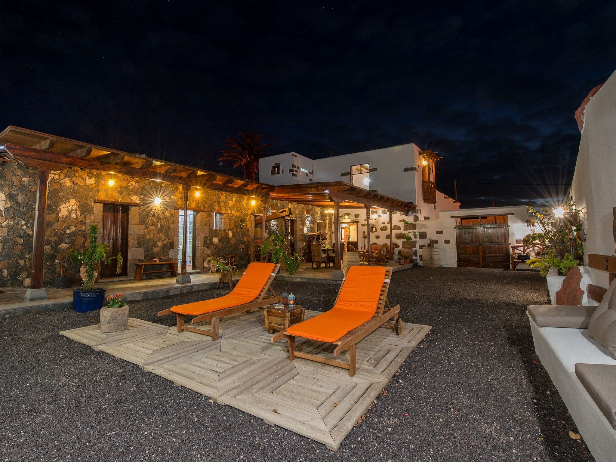 Exklusives Landhaus mit Garten und überdachter Terrasse sowie schöner Aussicht-Image-tags.info