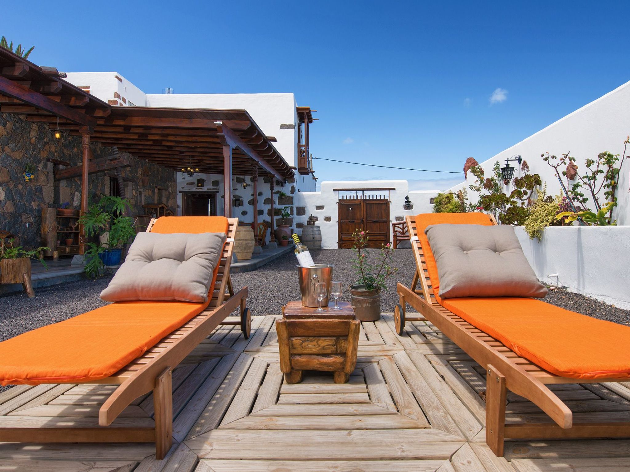 Exklusives Landhaus mit Garten und überdachter Terrasse sowie schöner Aussicht-Image-tags.info