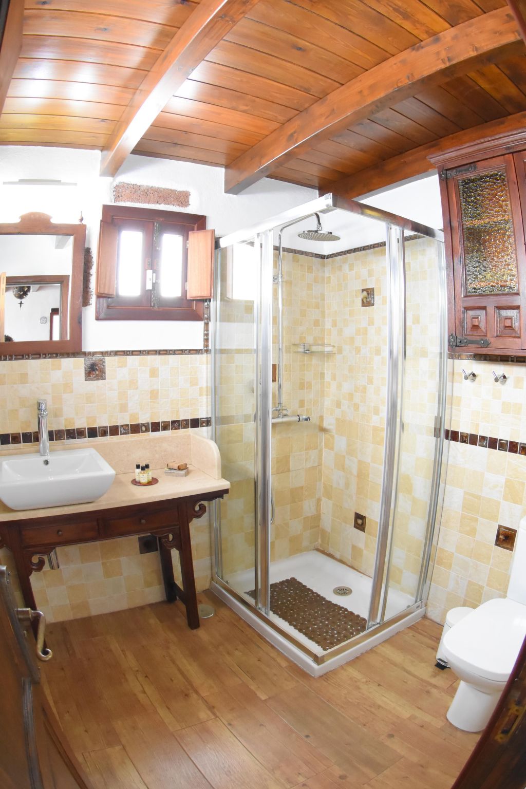 Exklusives Landhaus mit Garten und überdachter Terrasse sowie schöner Aussicht-Image-tags.info