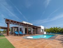 Villa Alegria: Strandvilla voor 8 in Playa Blanca, 170m² luxe - thumbnail 1