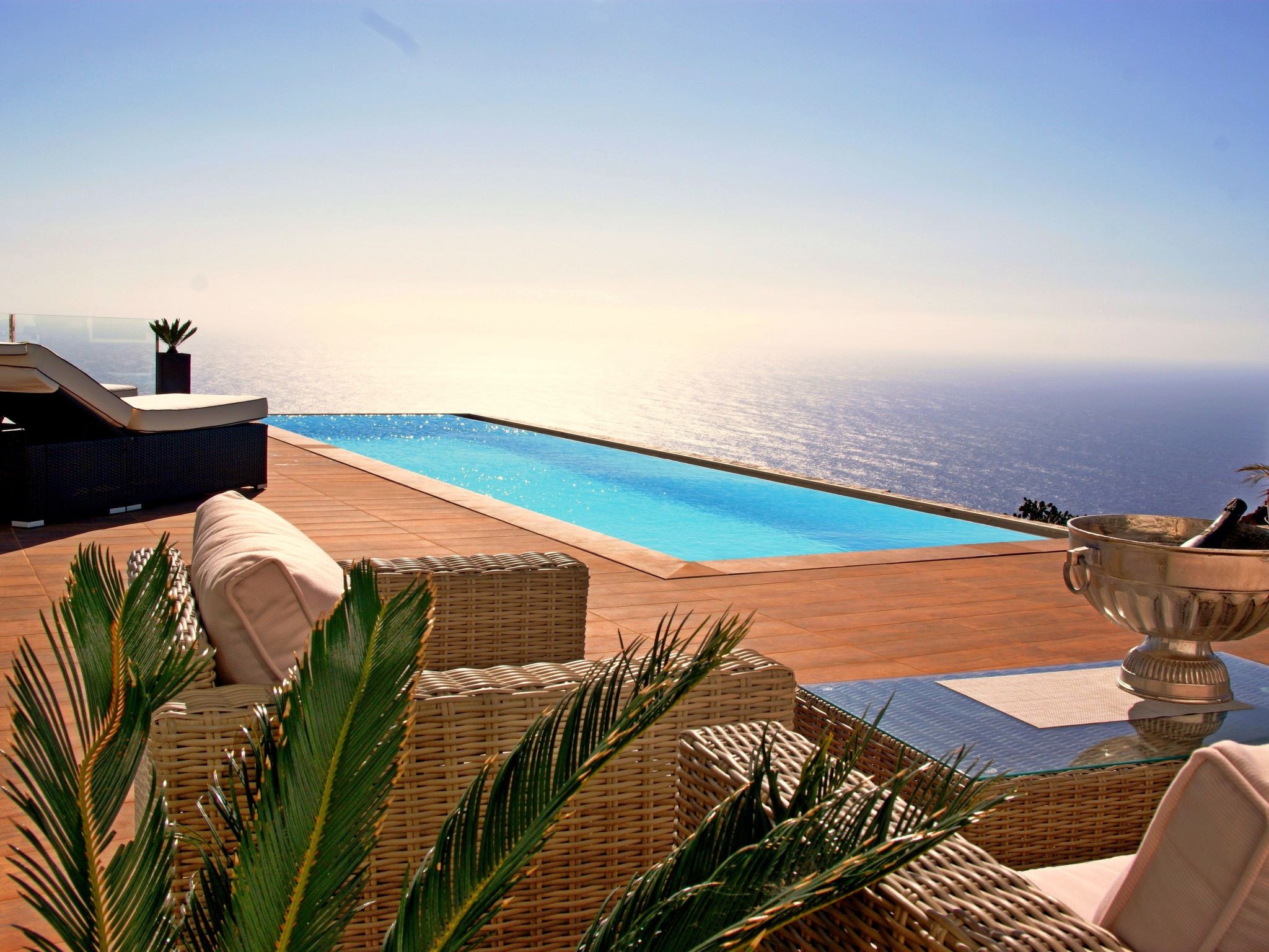 Moderne Architekten-Villa mit Infinity-Pool und Meerblick