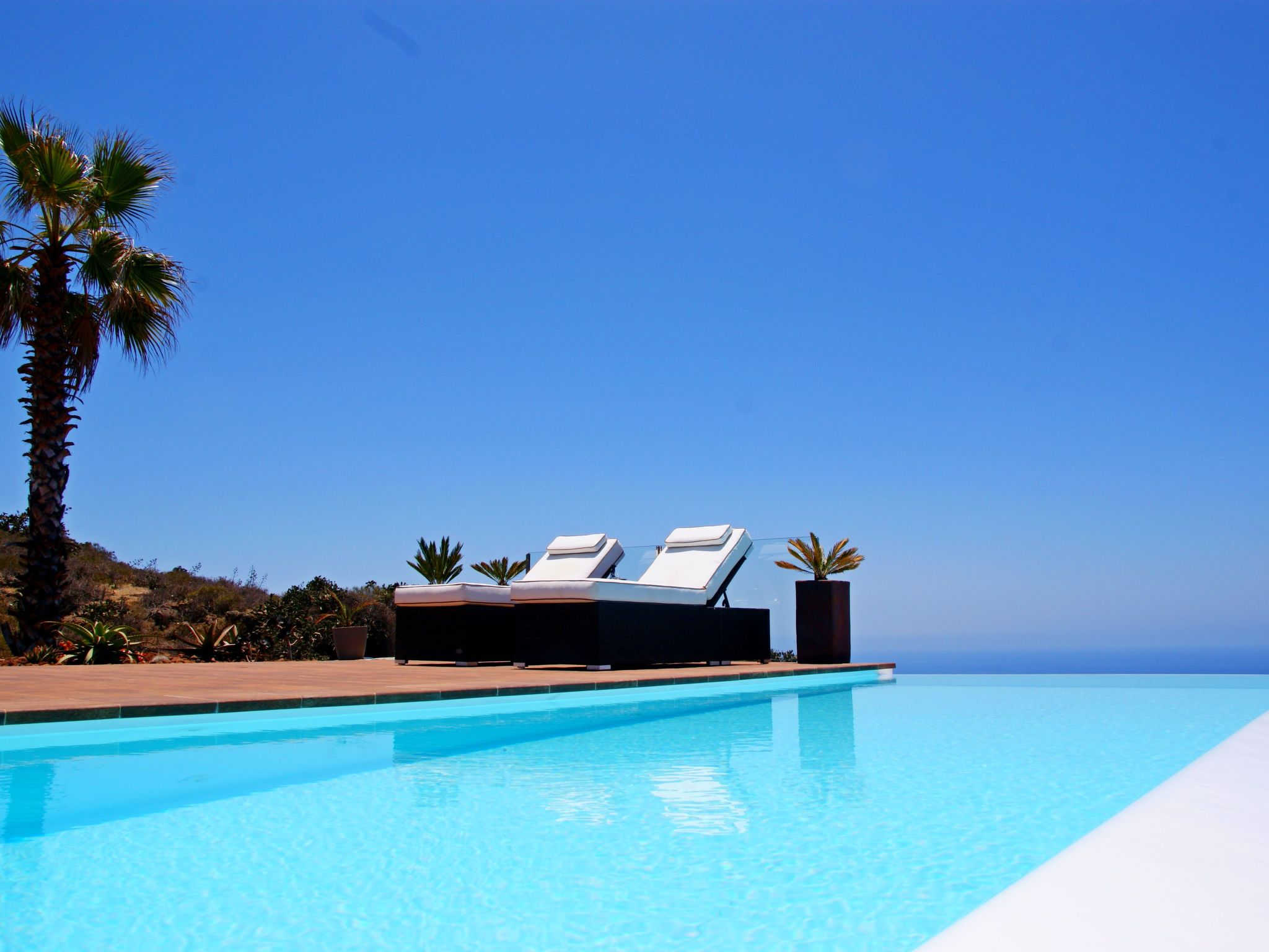 Moderne Architekten-Villa mit Infinity-Pool und Meerblick-Image-tags.info