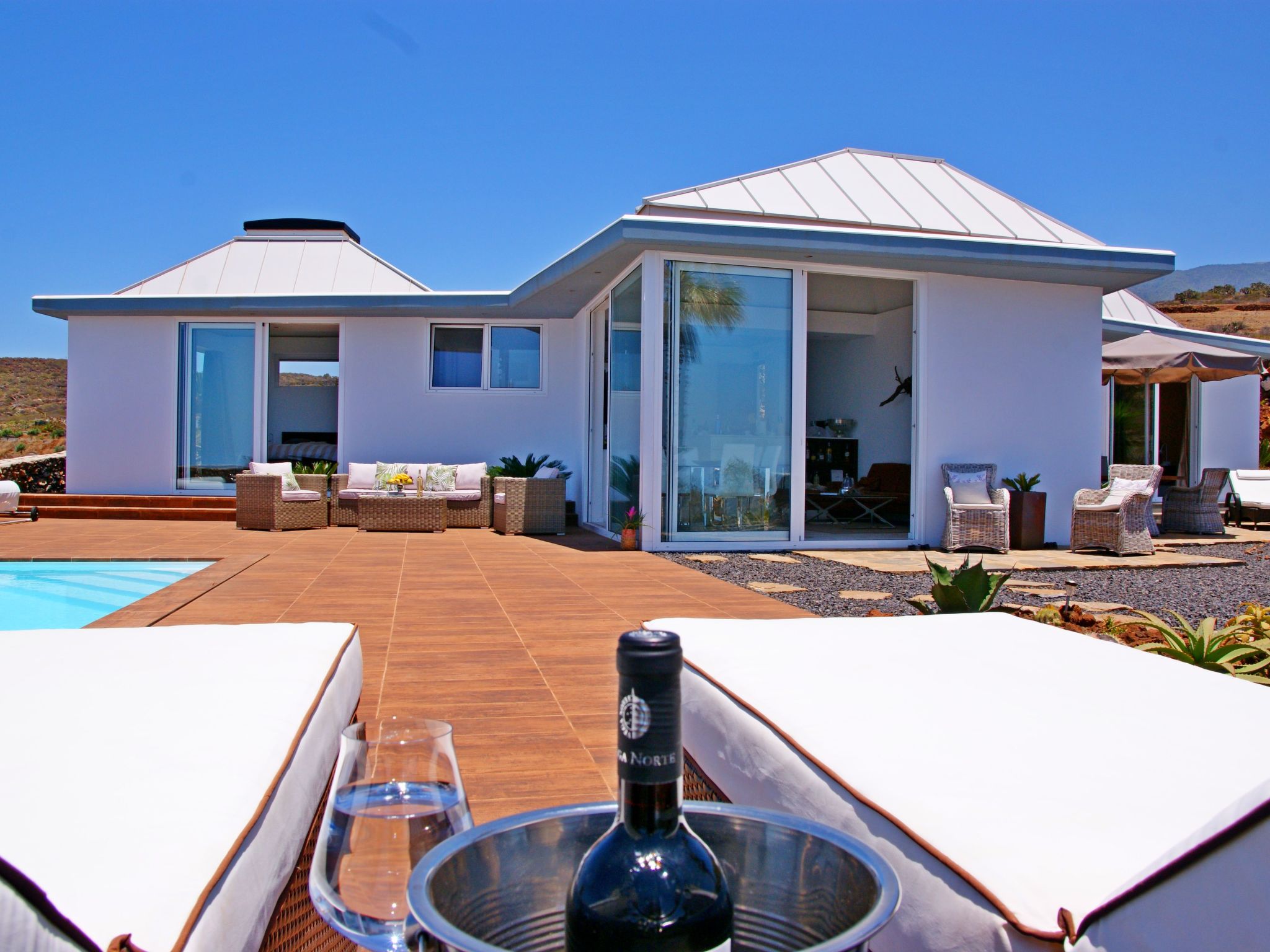 Moderne Architekten-Villa mit Infinity-Pool und Meerblick-Image-tags.info