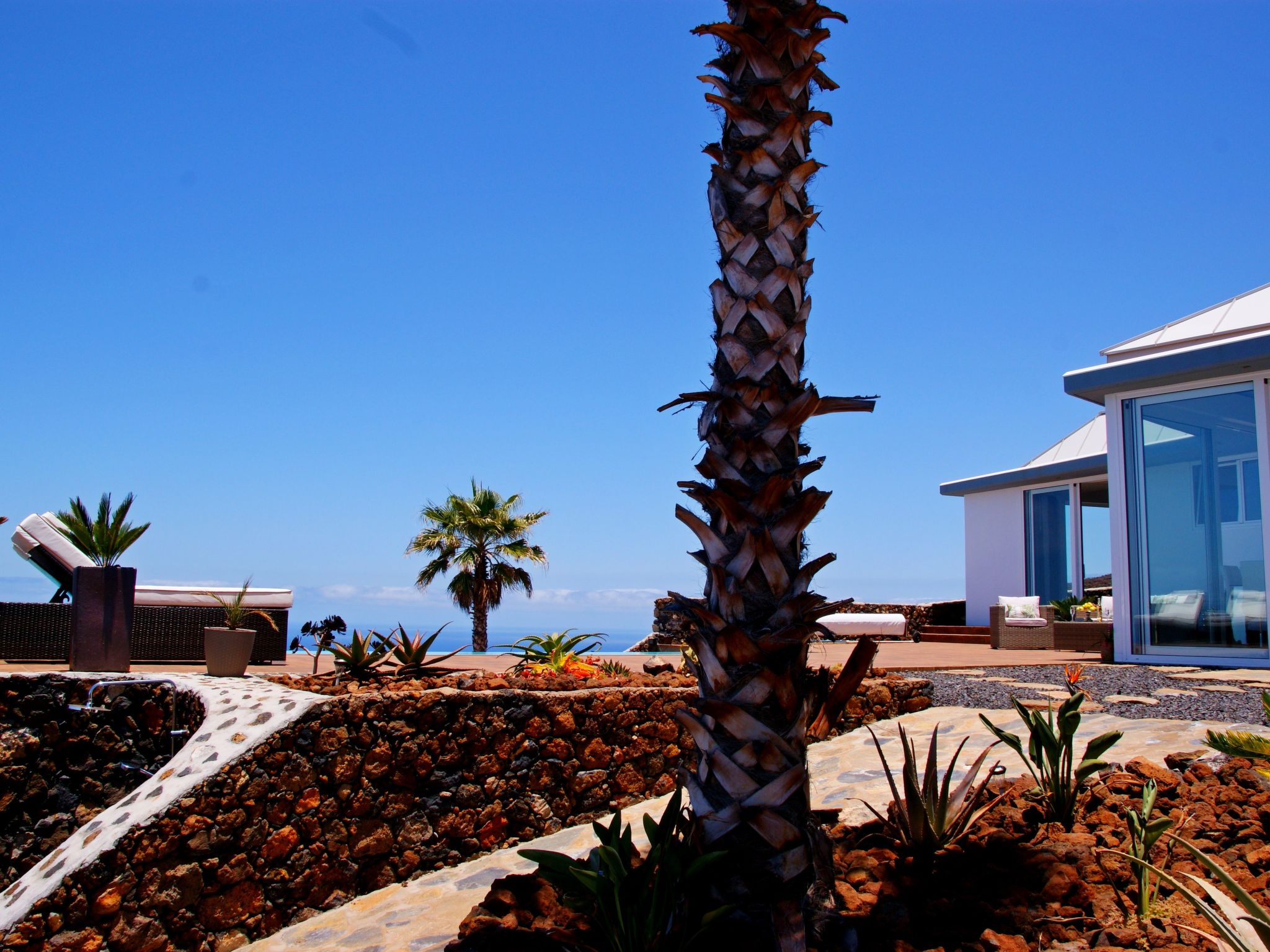 Moderne Architekten-Villa mit Infinity-Pool und Meerblick-Image-tags.info