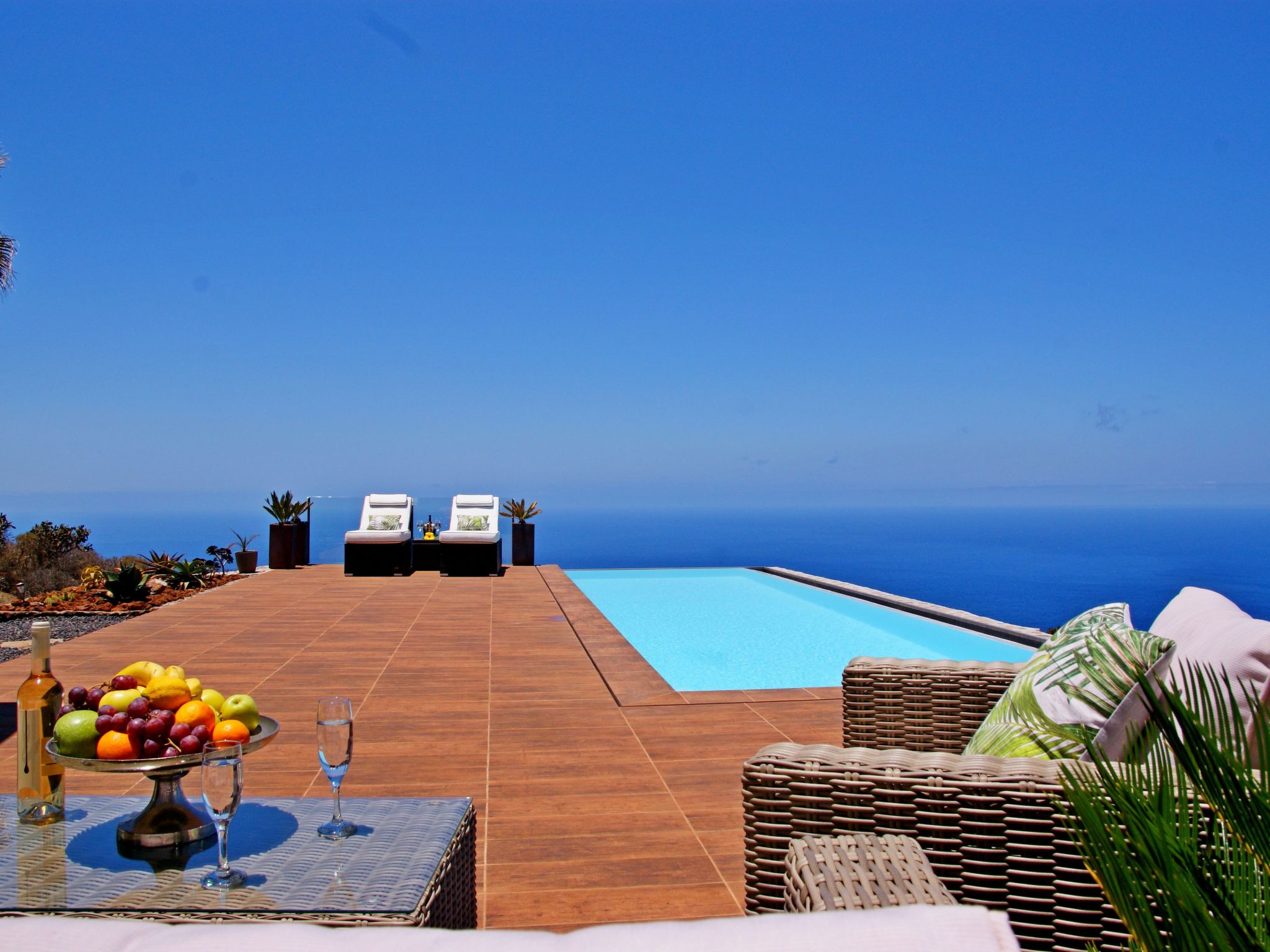 Moderne Architekten-Villa mit Infinity-Pool und Meerblick-Image-tags.info