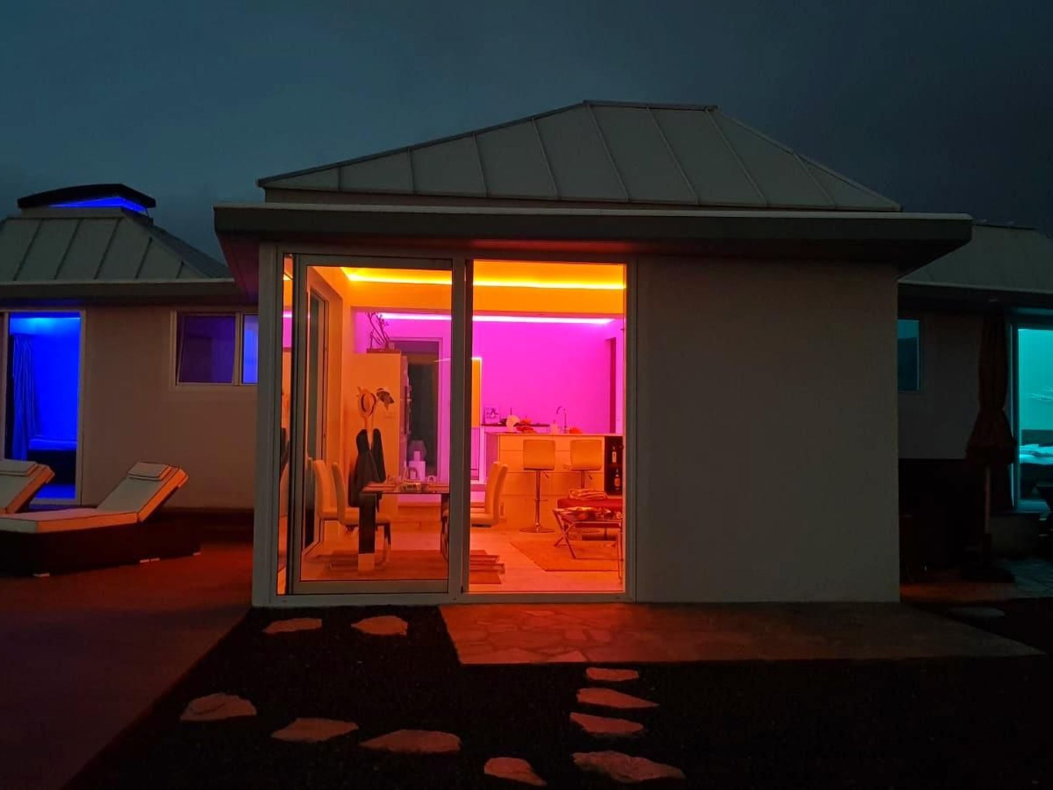 Moderne Architekten-Villa mit Infinity-Pool und Meerblick-Image-tags.info