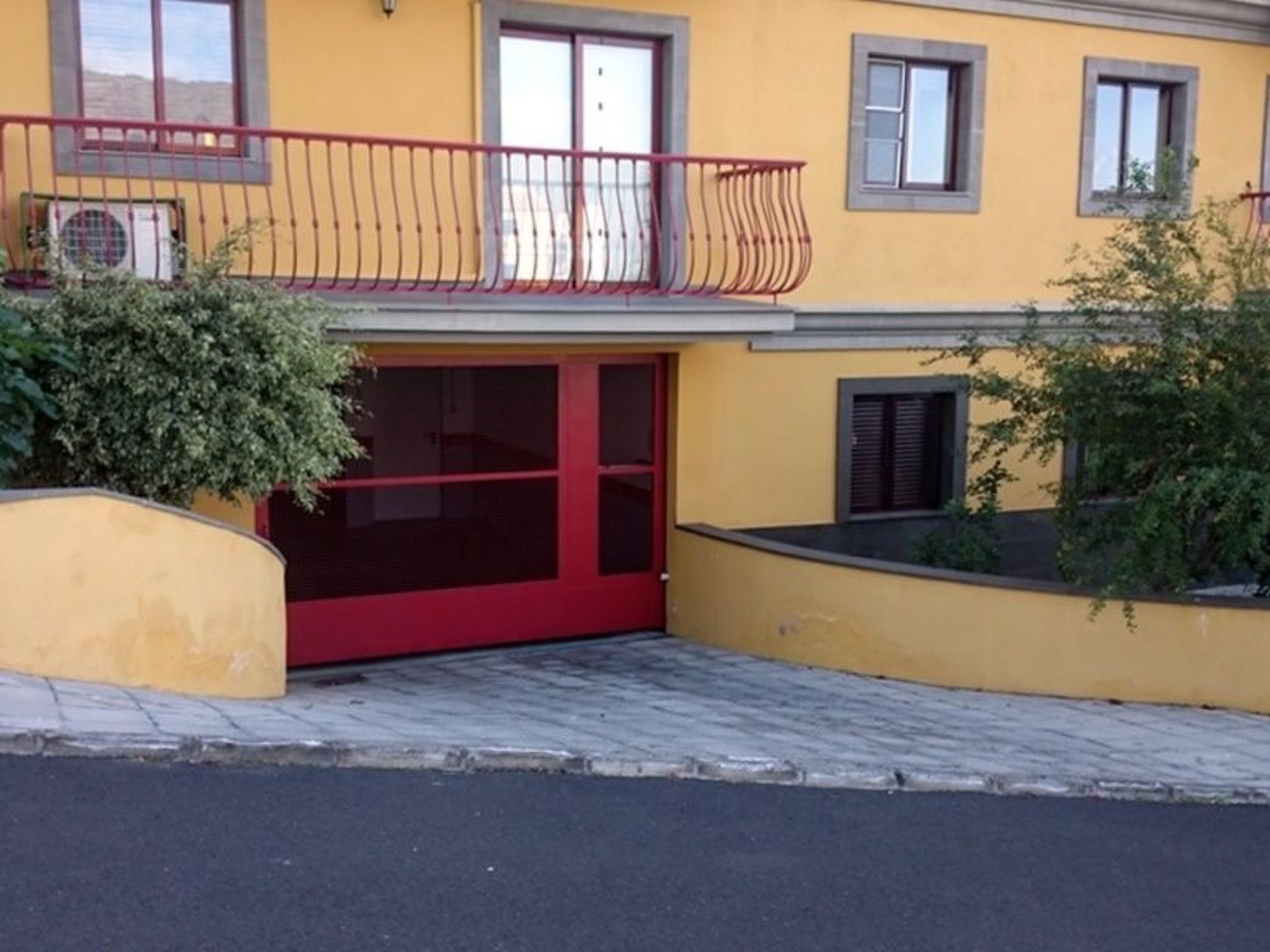 Belair mit Pool-Binnen