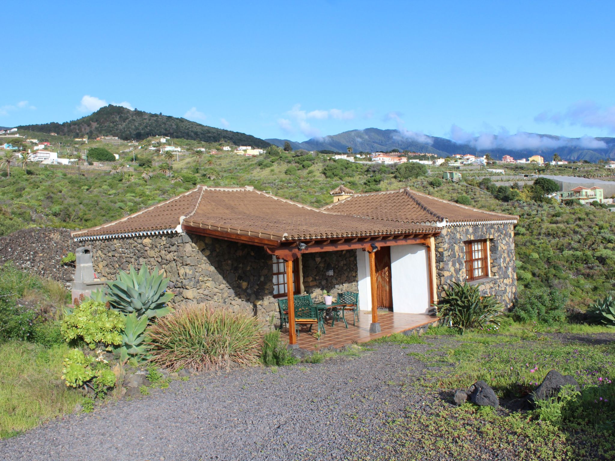Located 195 meters above sea level, in Montebreña, 2.5 km from los Cancajos Beach, 4 km from the Airport and 6 km from Santa Cruz de La Palma . Without other houses around it, quiet situation, surrou..