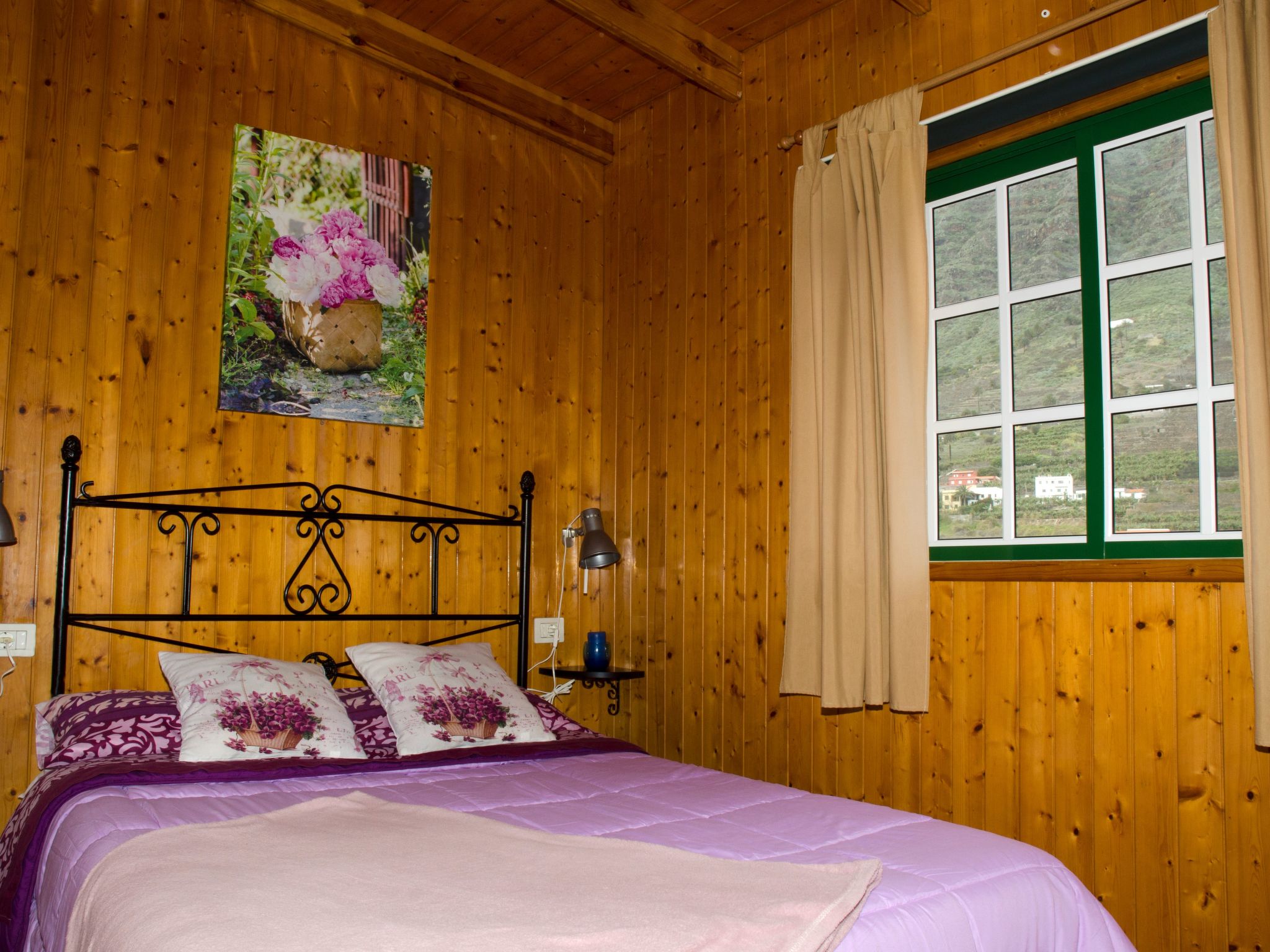 Ländliches Haus mit herrlichem Blick auf das Meer und das Tal.