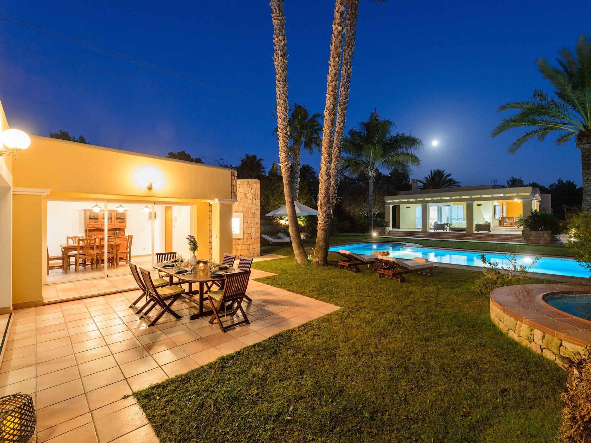 Schöne Villa Belvedere mit 4 Schlafzimmern, 3 Bädern, beheiztem Pool, zwei Whir