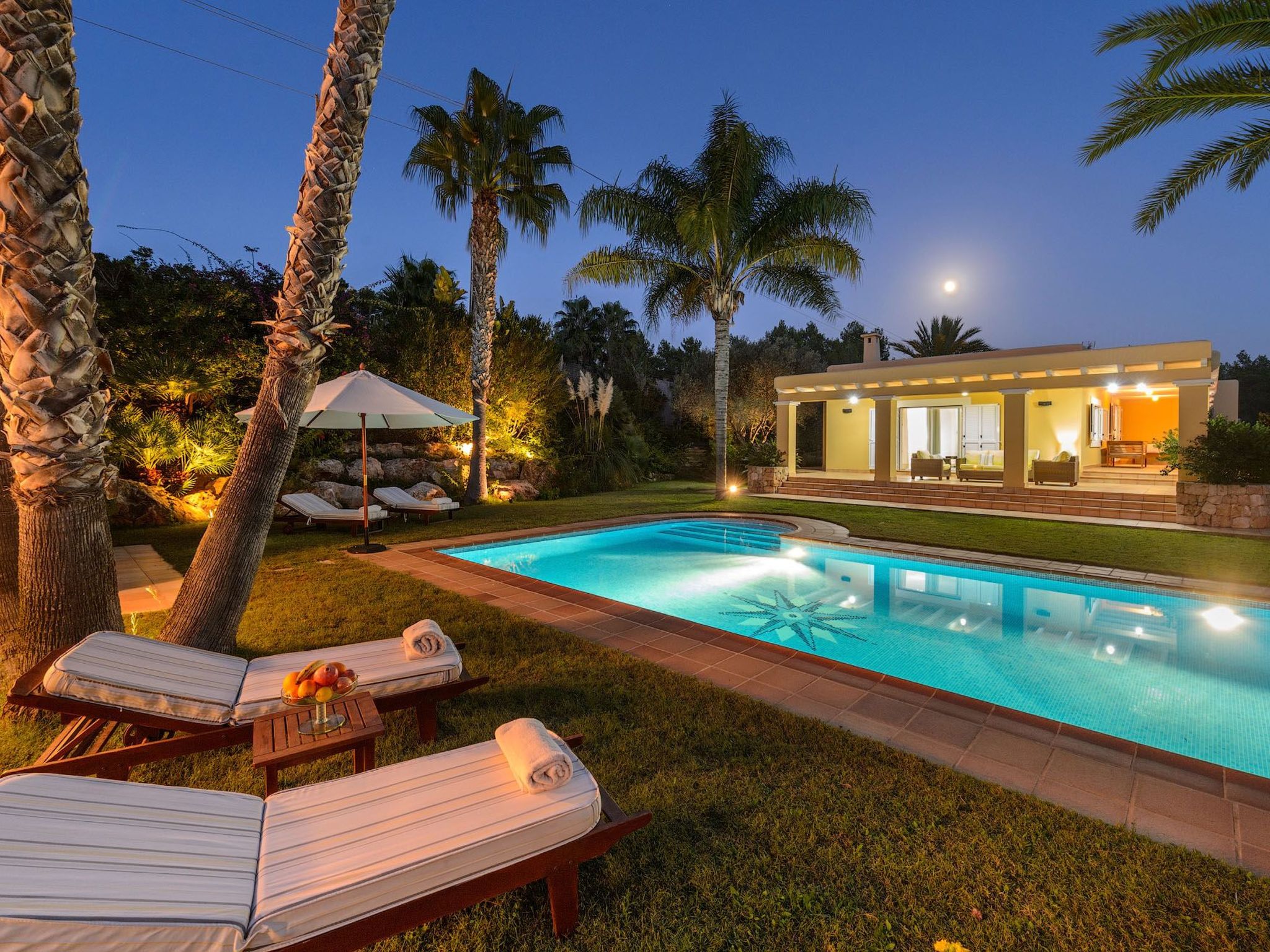 Schöne Villa Belvedere mit 4 Schlafzimmern, 3 Bädern, beheiztem Pool, zwei Whir-Image-tags.info