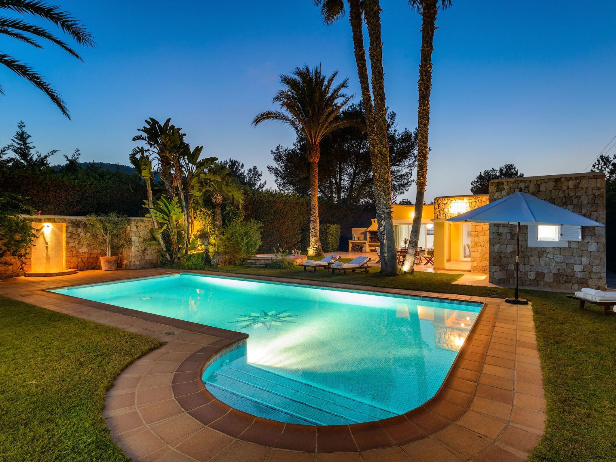 Schöne Villa Belvedere mit 4 Schlafzimmern, 3 Bädern, beheiztem Pool, zwei Whir-Outside