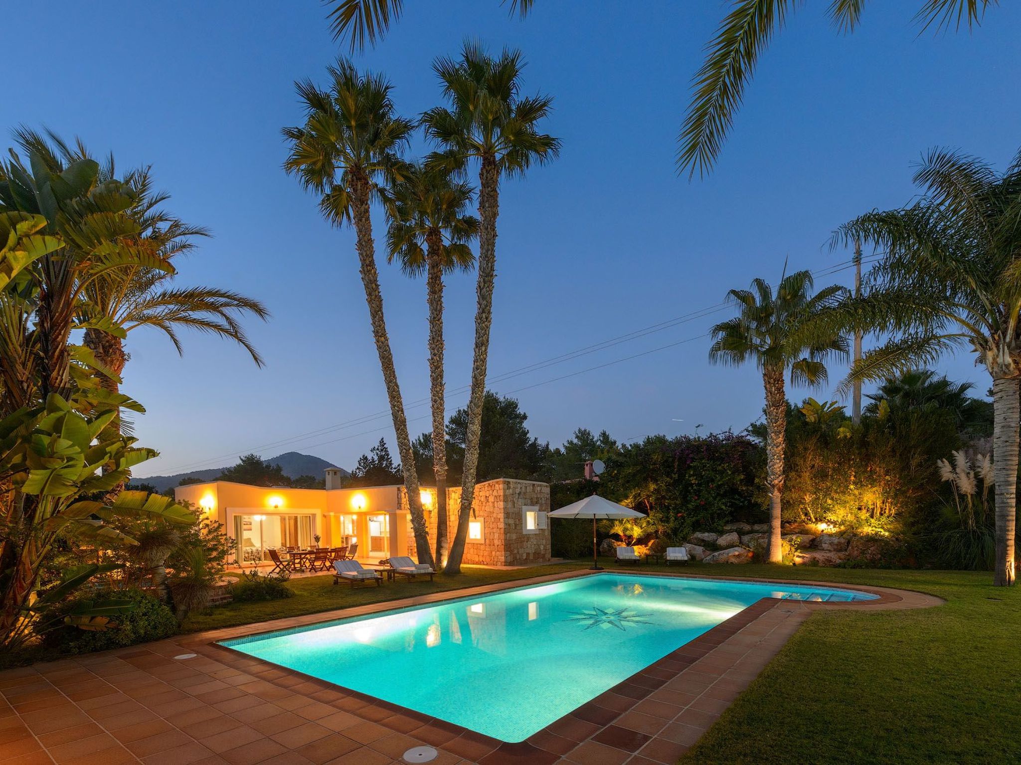 Schöne Villa Belvedere mit 4 Schlafzimmern, 3 Bädern, beheiztem Pool, zwei Whir-Outside