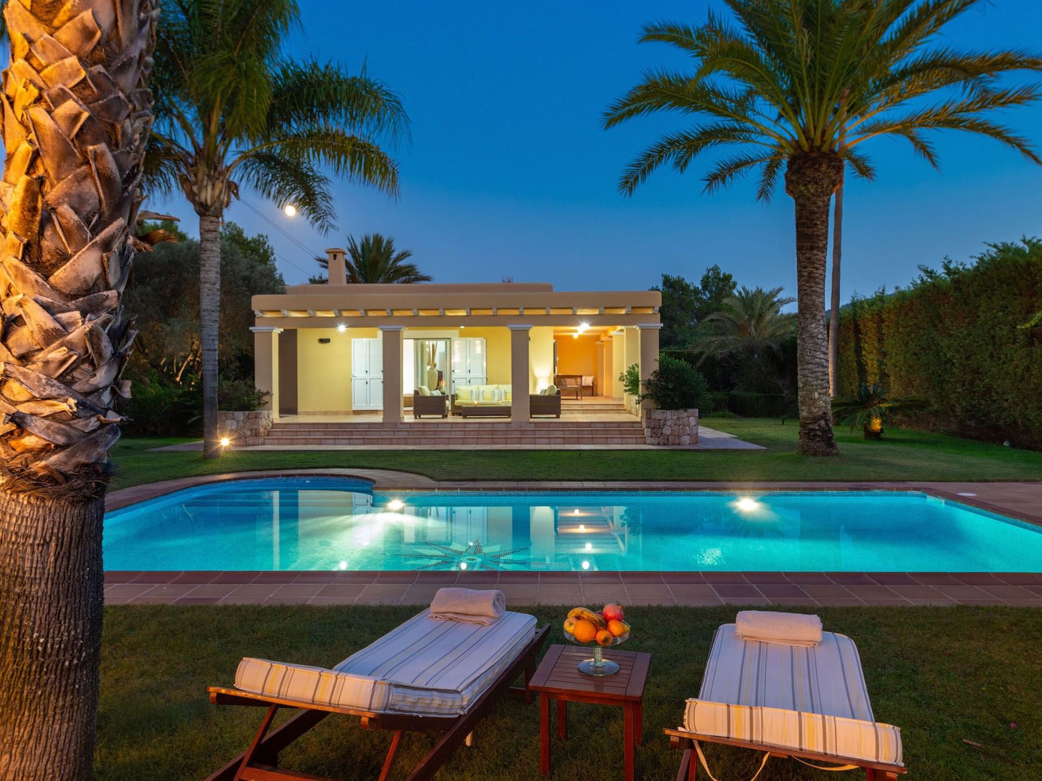 Schöne Villa Belvedere mit 4 Schlafzimmern, 3 Bädern, beheiztem Pool, zwei Whir-Image-tags.info