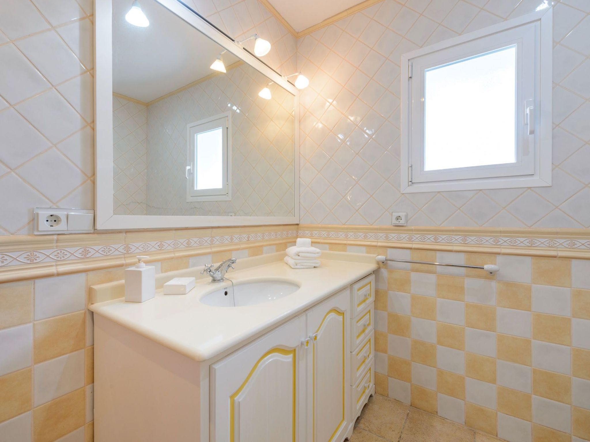 Schöne Villa Belvedere mit 4 Schlafzimmern, 3 Bädern, beheiztem Pool, zwei Whir-Inside