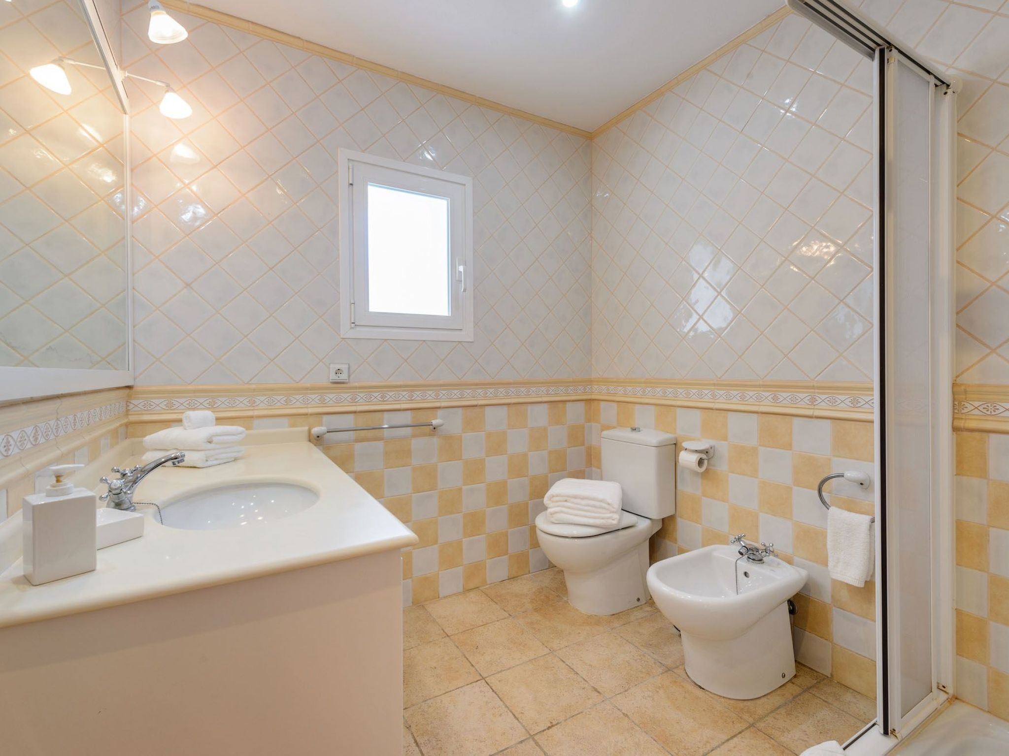 Schöne Villa Belvedere mit 4 Schlafzimmern, 3 Bädern, beheiztem Pool, zwei Whir-Inside