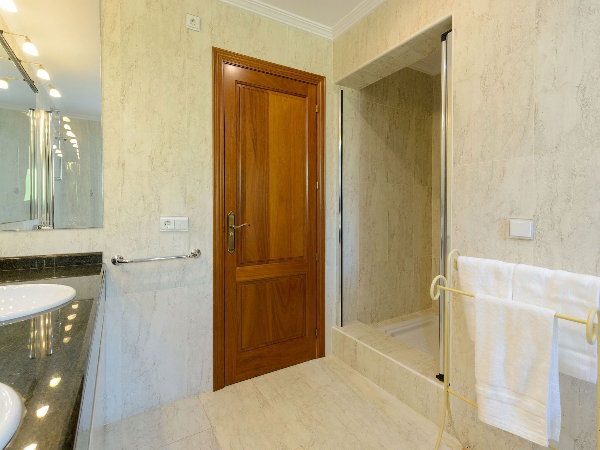 Schöne Villa Belvedere mit 4 Schlafzimmern, 3 Bädern, beheiztem Pool, zwei Whir-Image-tags.info