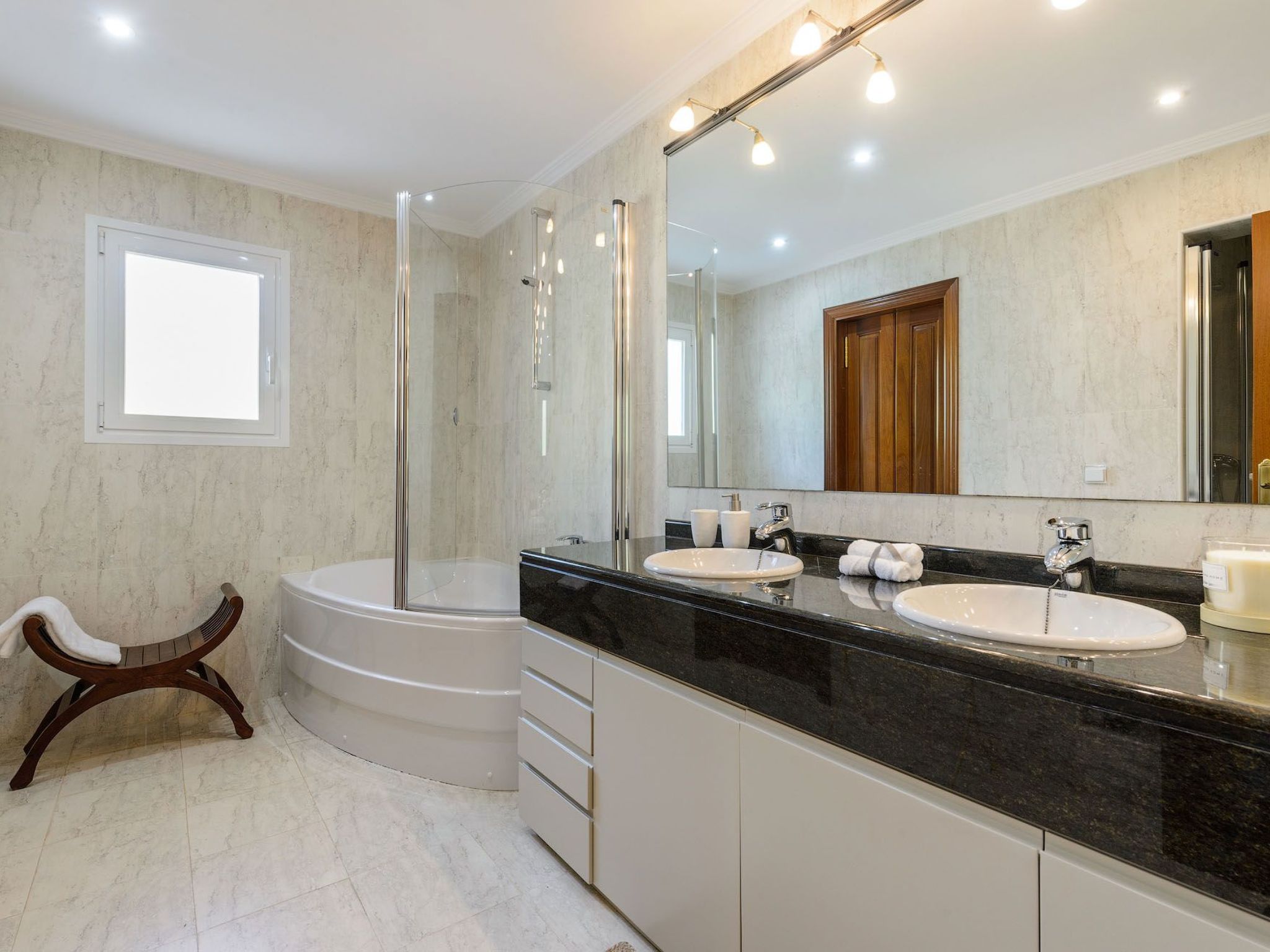 Schöne Villa Belvedere mit 4 Schlafzimmern, 3 Bädern, beheiztem Pool, zwei Whir-Image-tags.info