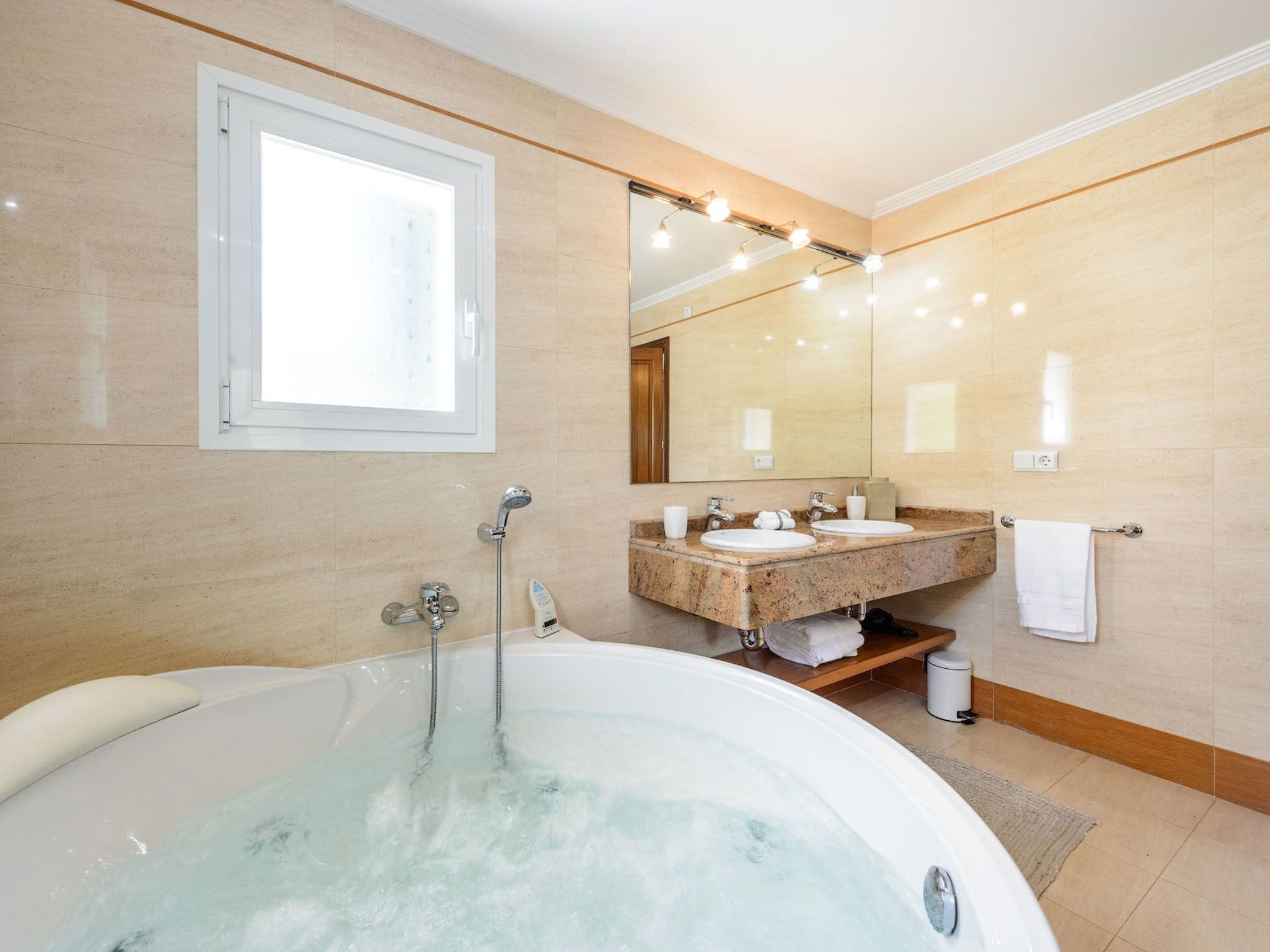 Photo of Schöne Villa Belvedere mit 4 Schlafzimmern, 3 Bädern, beheiztem Pool, zwei Whir