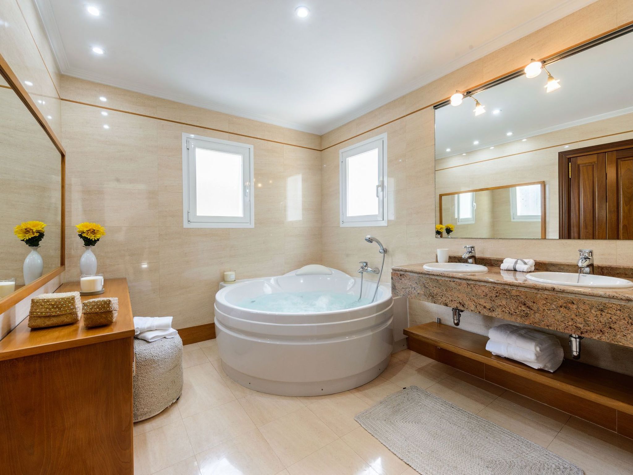 Photo of Schöne Villa Belvedere mit 4 Schlafzimmern, 3 Bädern, beheiztem Pool, zwei Whir