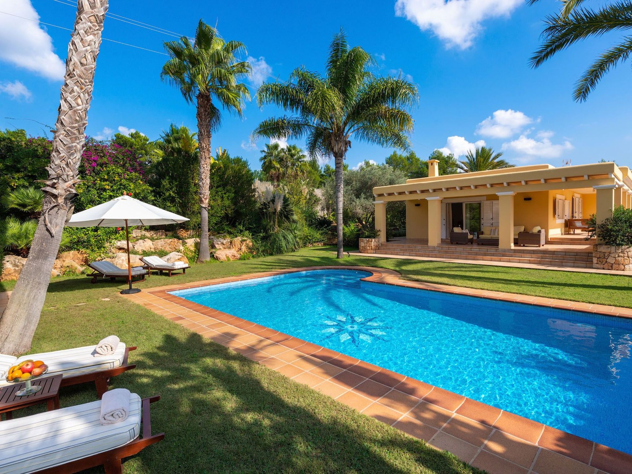 Schöne Villa Belvedere mit 4 Schlafzimmern, 3 Bädern, beheiztem Pool, zwei Whir-Image-tags.info