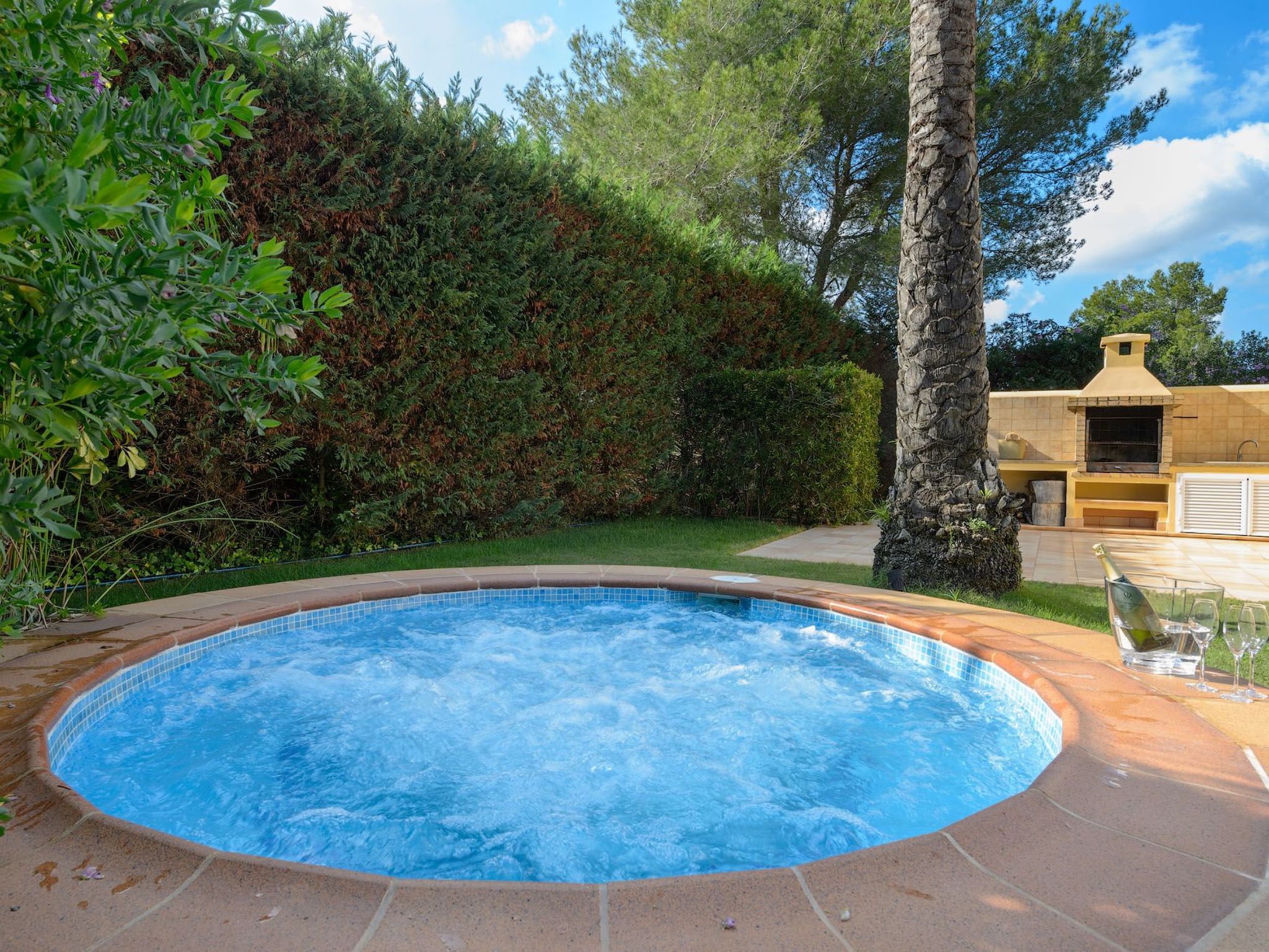 Schöne Villa Belvedere mit 4 Schlafzimmern, 3 Bädern, beheiztem Pool, zwei Whir-Image-tags.info