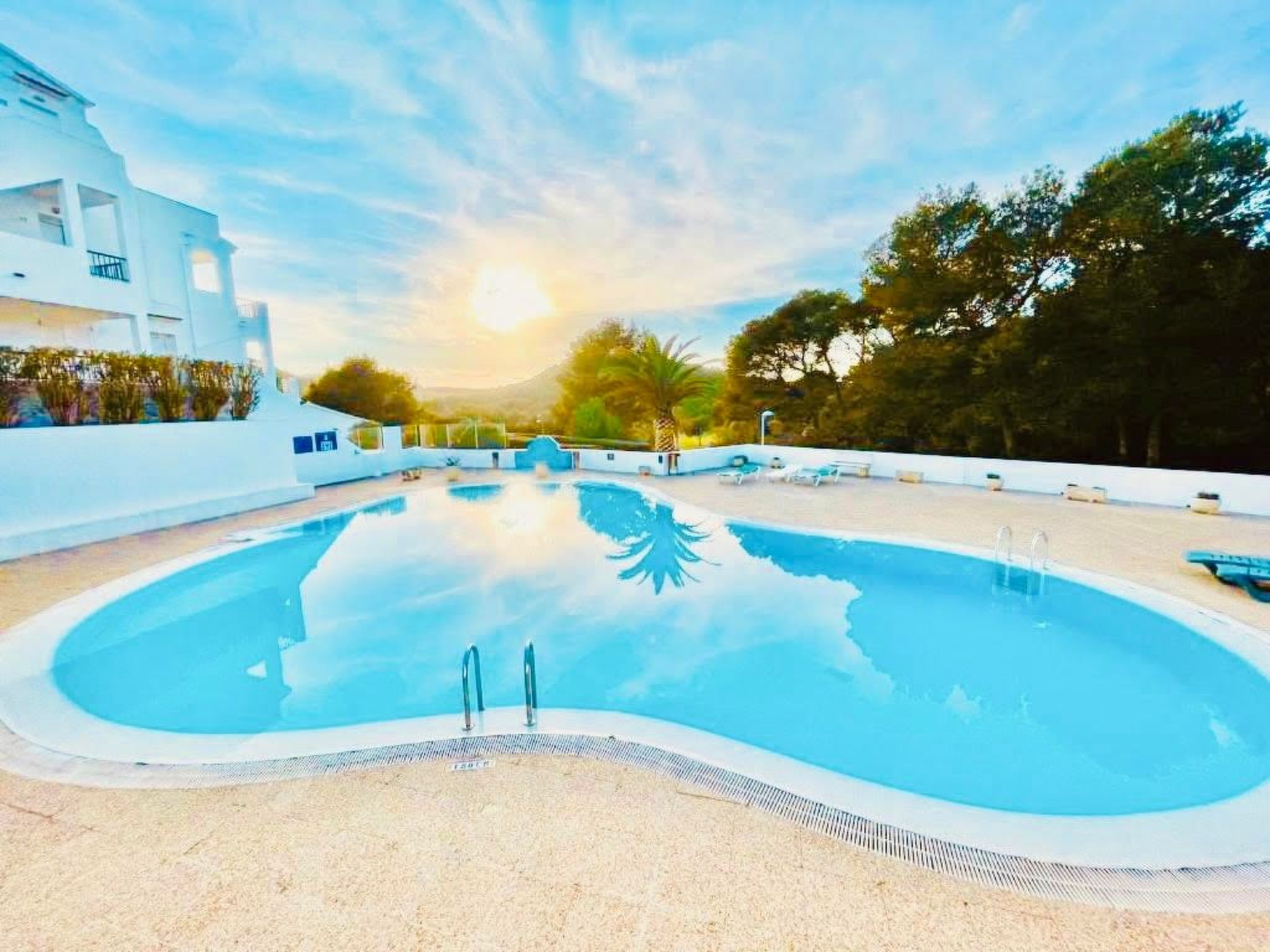 Mit Pool, umgeben von Natur-Image-tags.info