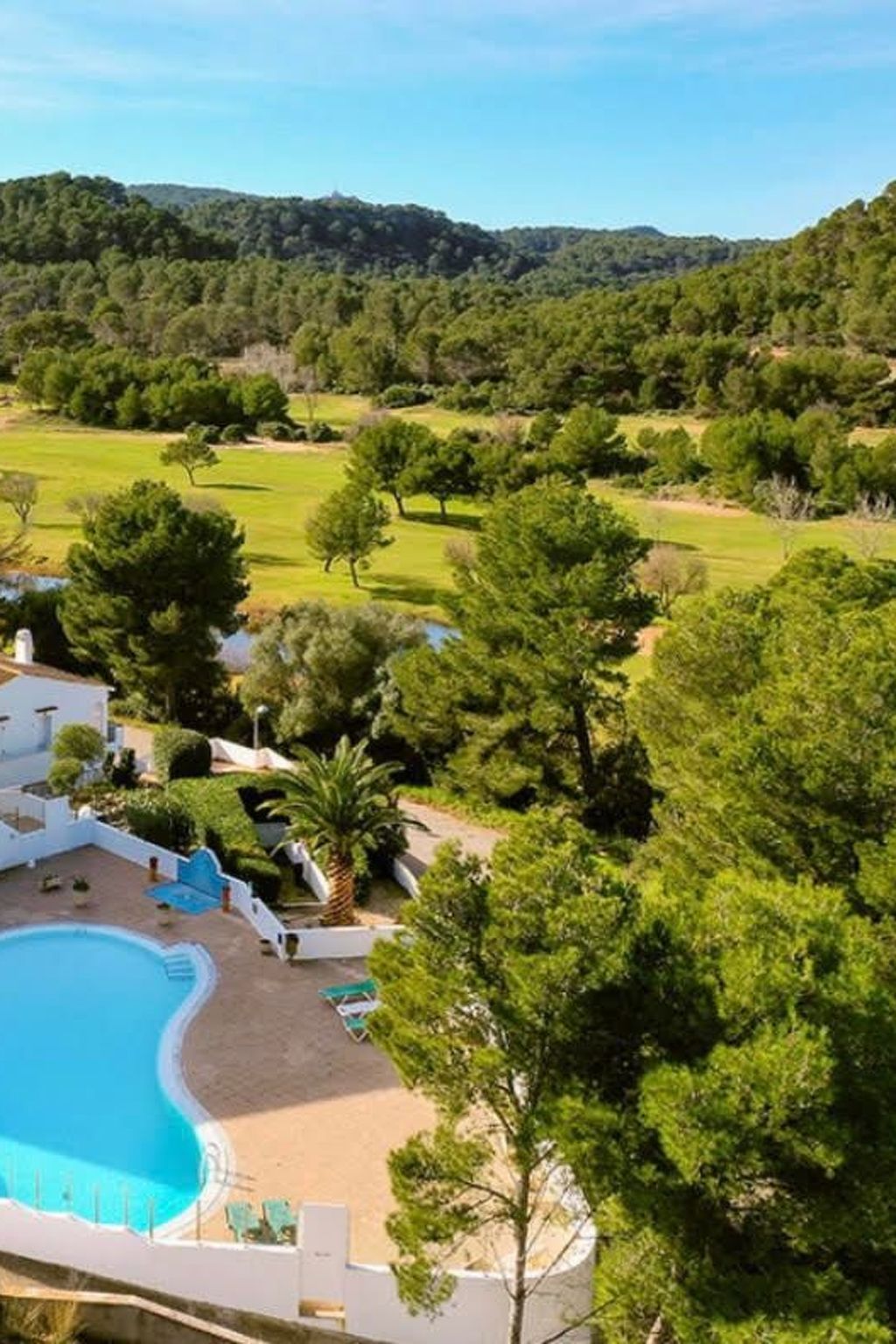 Mit Pool, umgeben von Natur-Outside