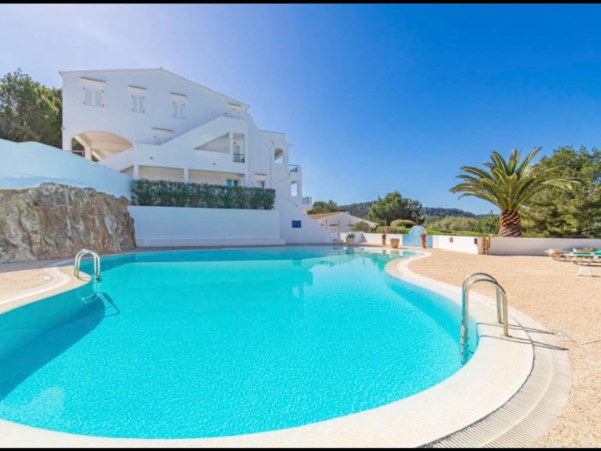 Mit Pool, umgeben von Natur-Outside