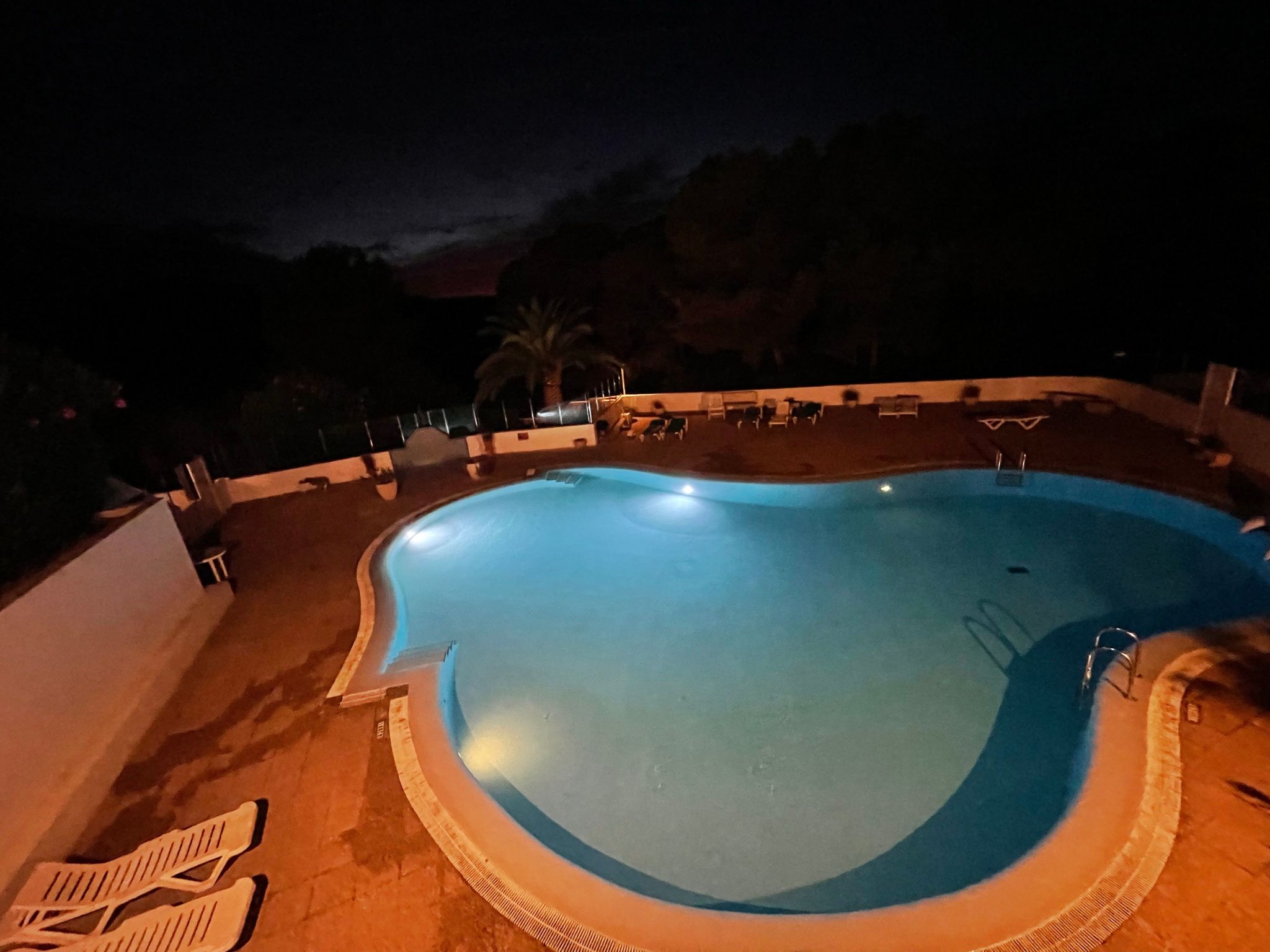 Mit Pool, umgeben von Natur-Outside