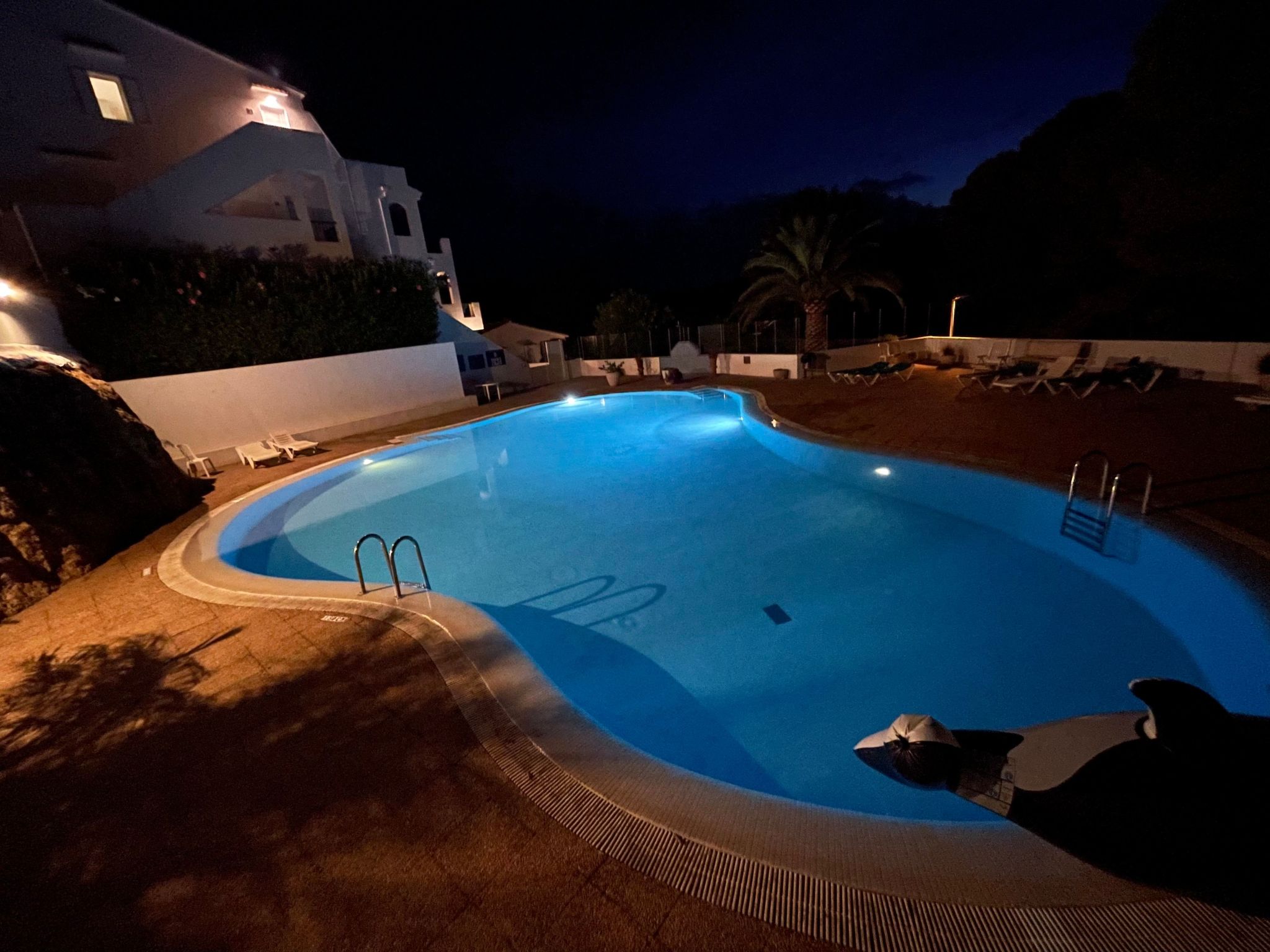 Mit Pool, umgeben von Natur-Image-tags.info