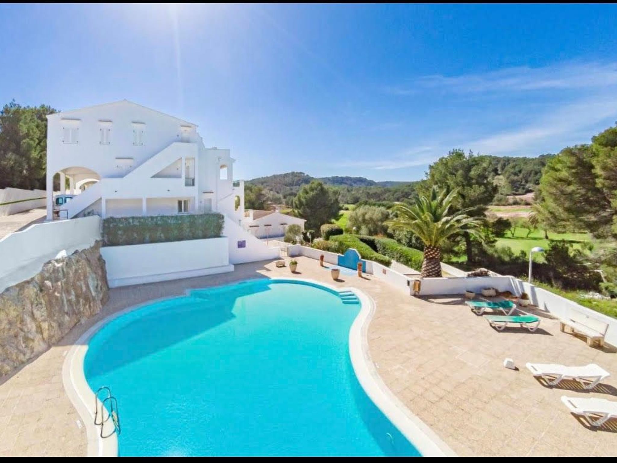 Mit Pool, umgeben von Natur-Outside