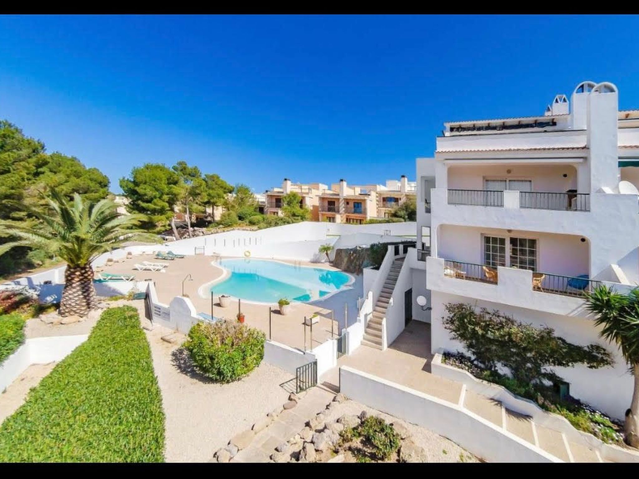 Mit Pool, umgeben von Natur-Outside