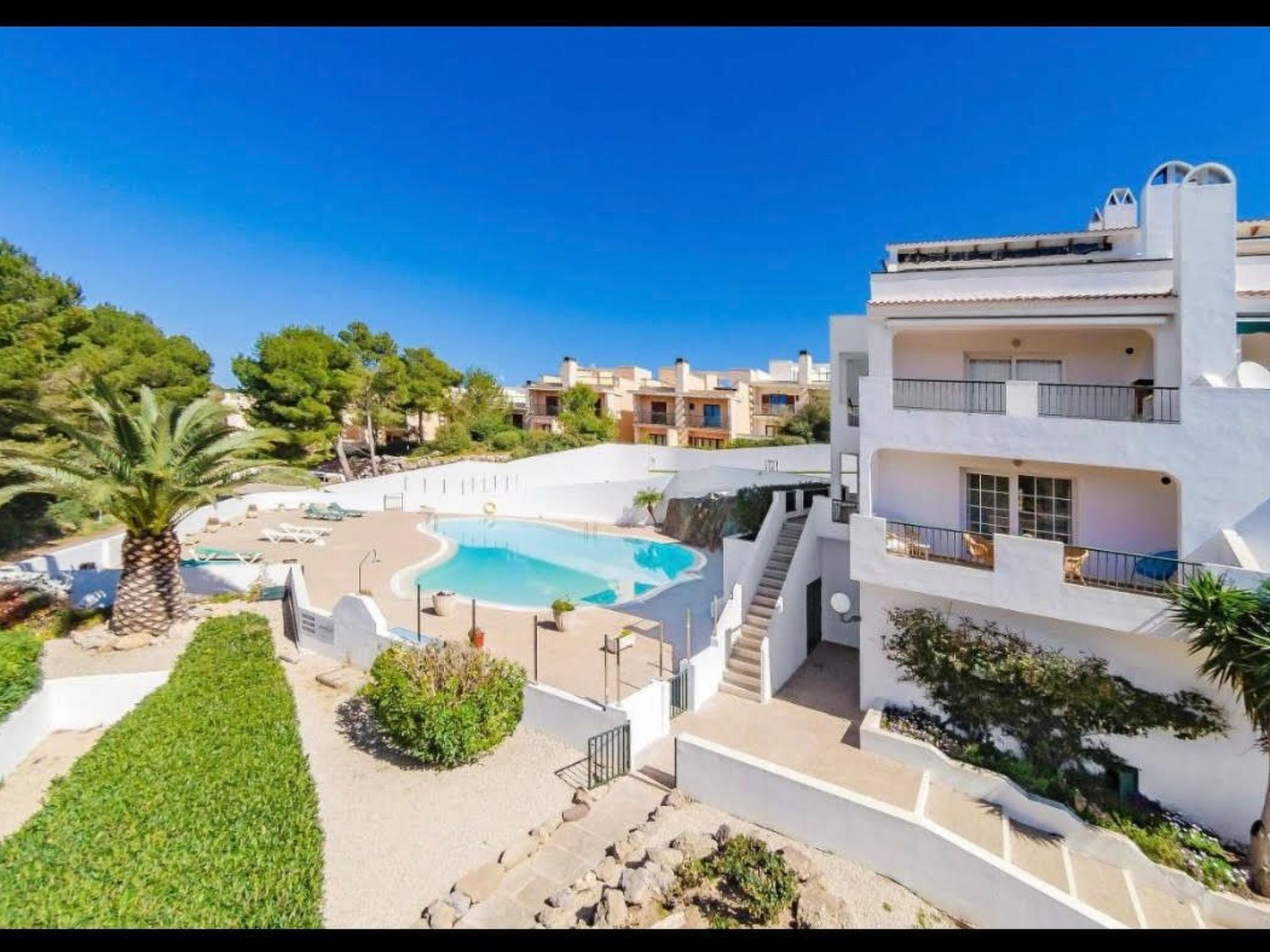 Mit Pool, umgeben von Natur-Outside