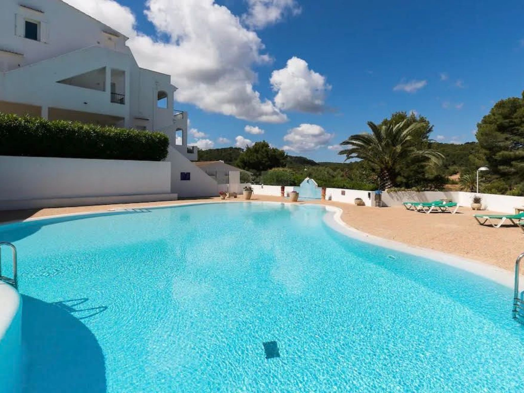 Mit Pool, umgeben von Natur-Outside