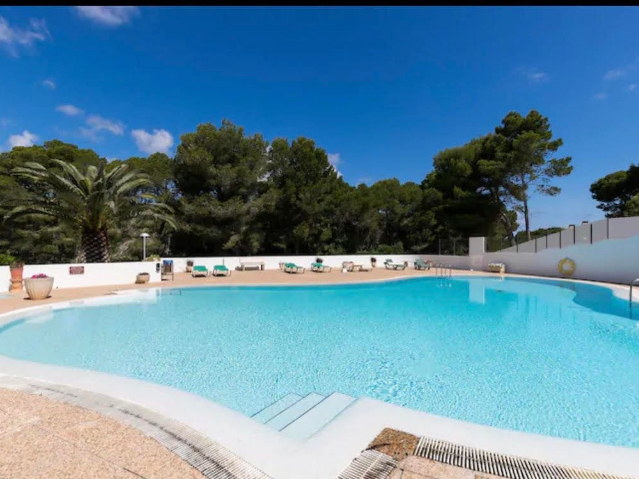 Mit Pool, umgeben von Natur-Outside