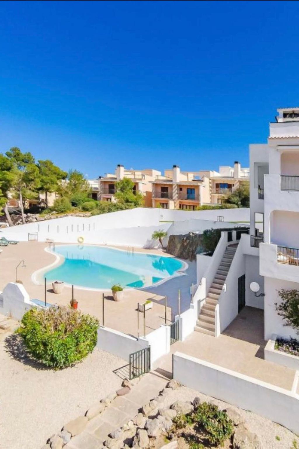 Mit Pool, umgeben von Natur-Outside