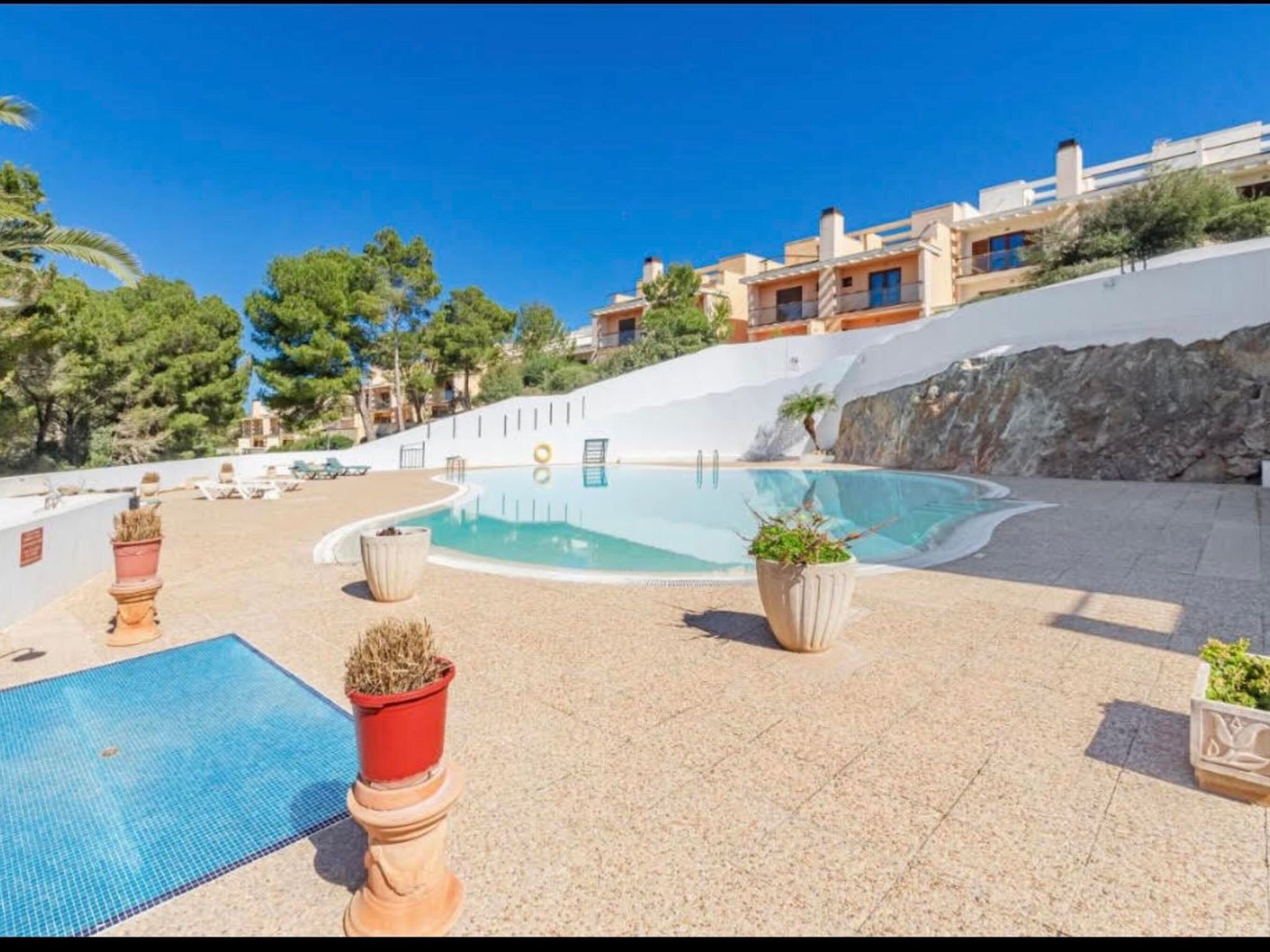 Mit Pool, umgeben von Natur-Outside