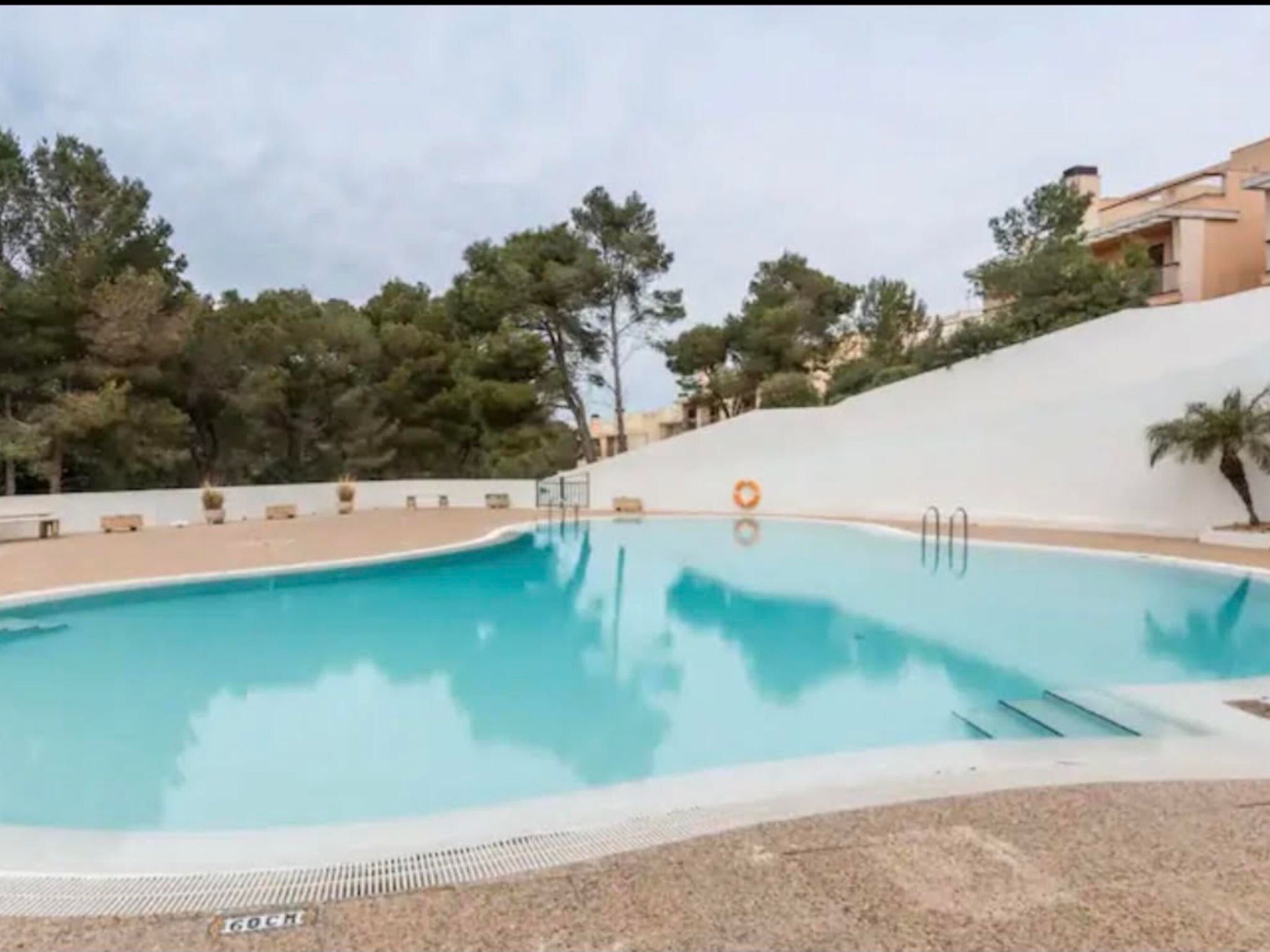 Mit Pool, umgeben von Natur-Image-tags.info