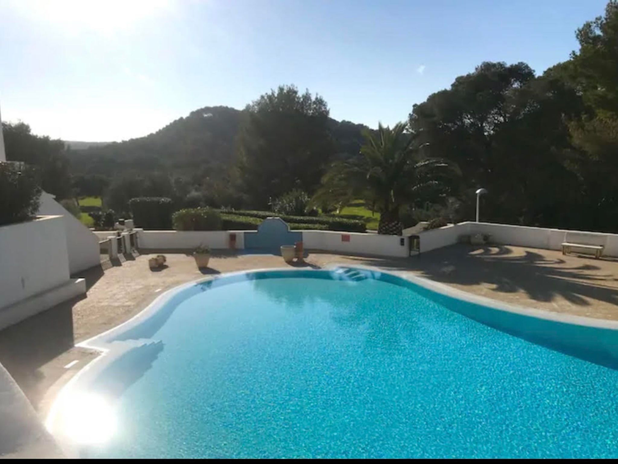 Mit Pool, umgeben von Natur-Image-tags.info