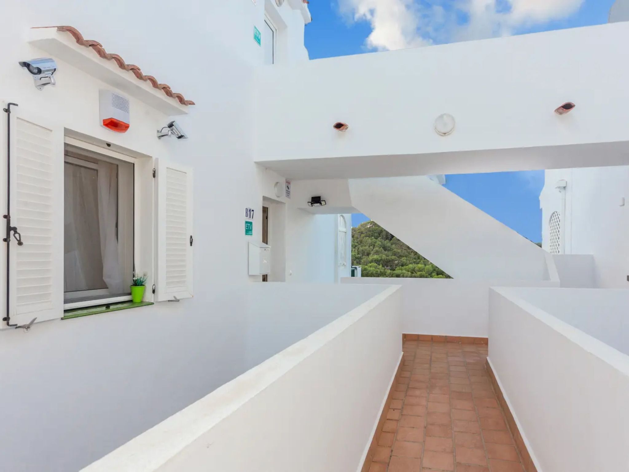 Mit Pool, umgeben von Natur-Outside