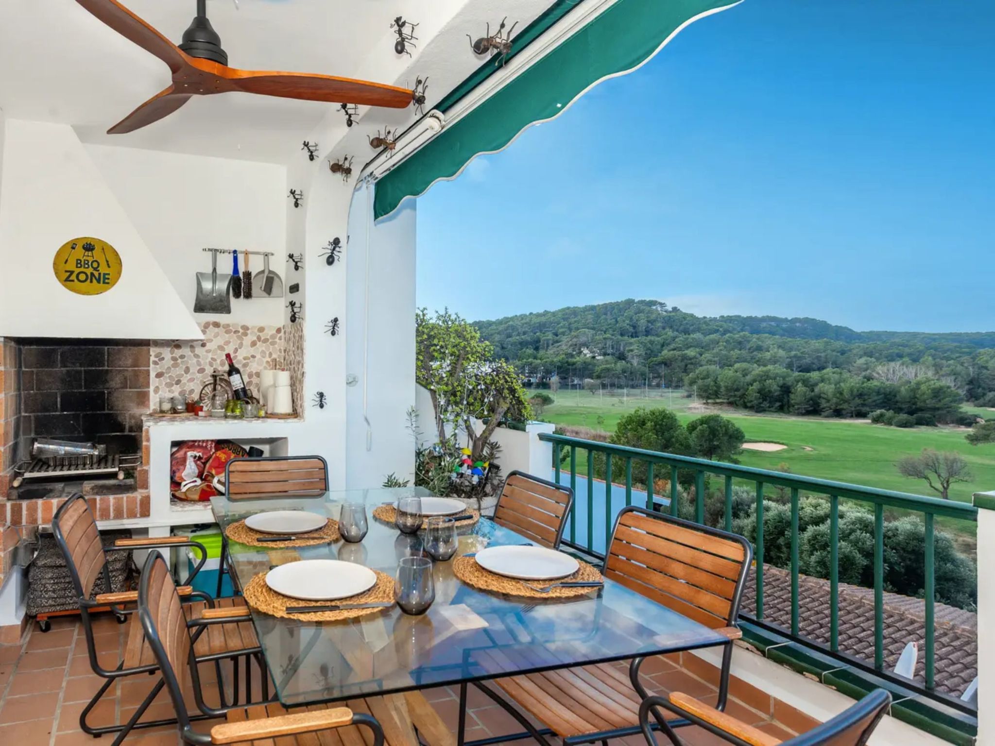 Mit Pool, umgeben von Natur-Image-tags.info