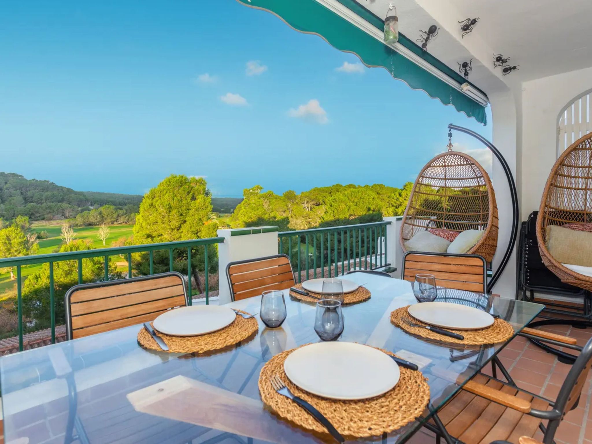 Mit Pool, umgeben von Natur-Outside