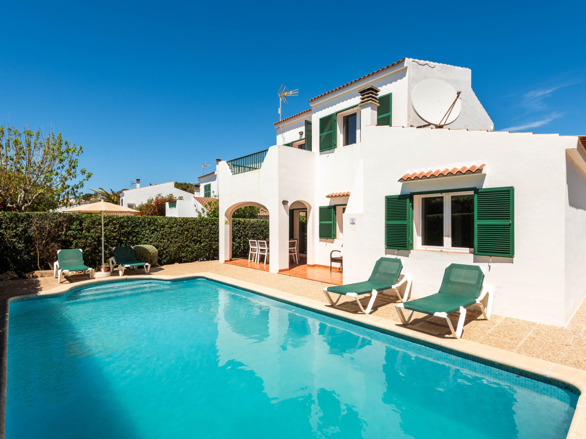 De villa in Cala´n Blanes heeft 3 slaapkamer(s) en is geschikt voor families en groepen tot 6 personen. 
Deze comfortabel ingerichte woning heeft een mooie buitenkant,   De accommodatie heeft een opp..